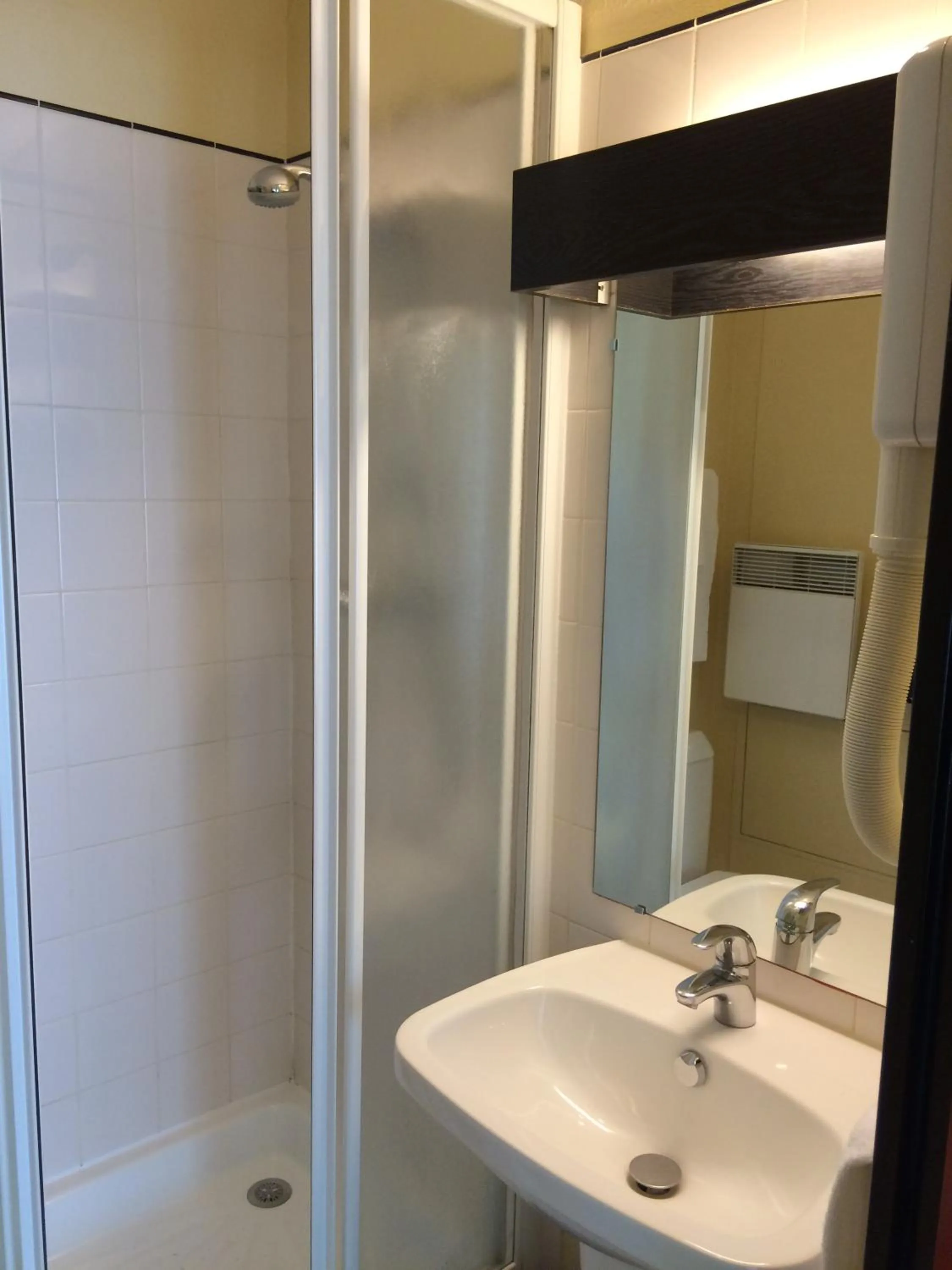 Shower in Hotel Elysée