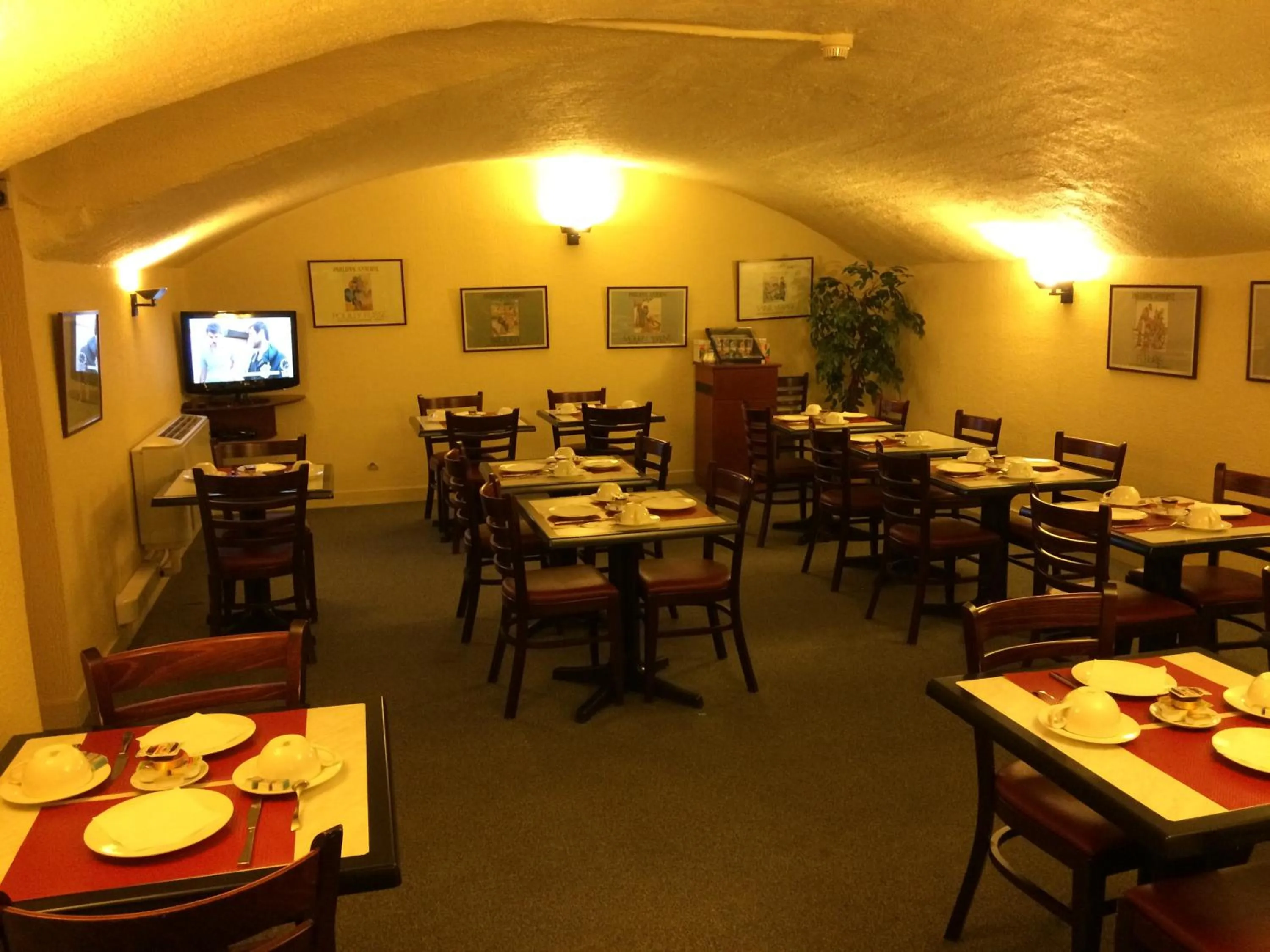 Restaurant/places to eat in Hotel Elysée