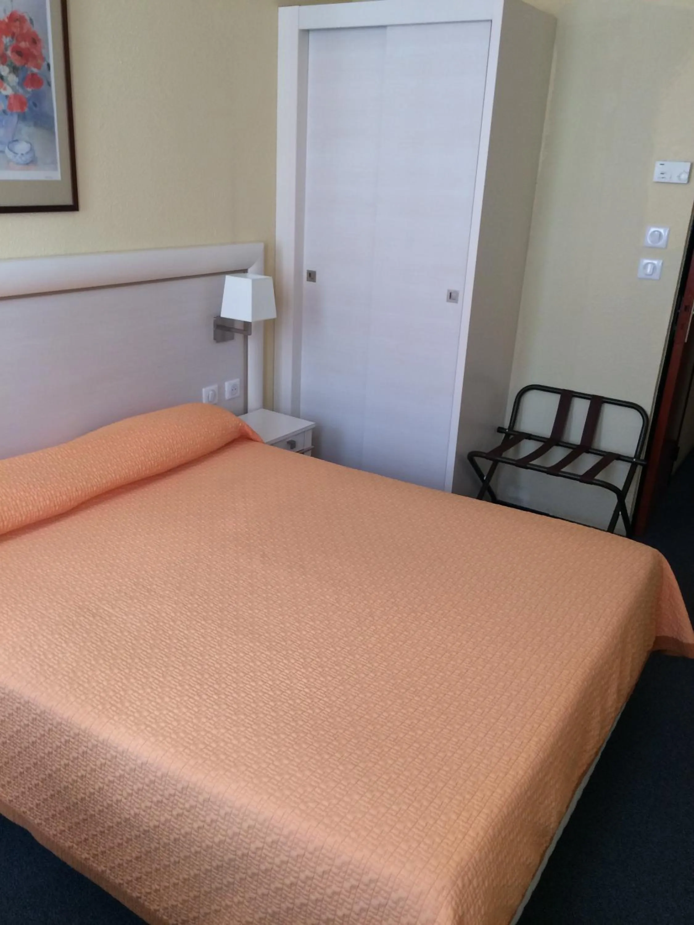 Photo of the whole room, Bed in Hotel Elysée