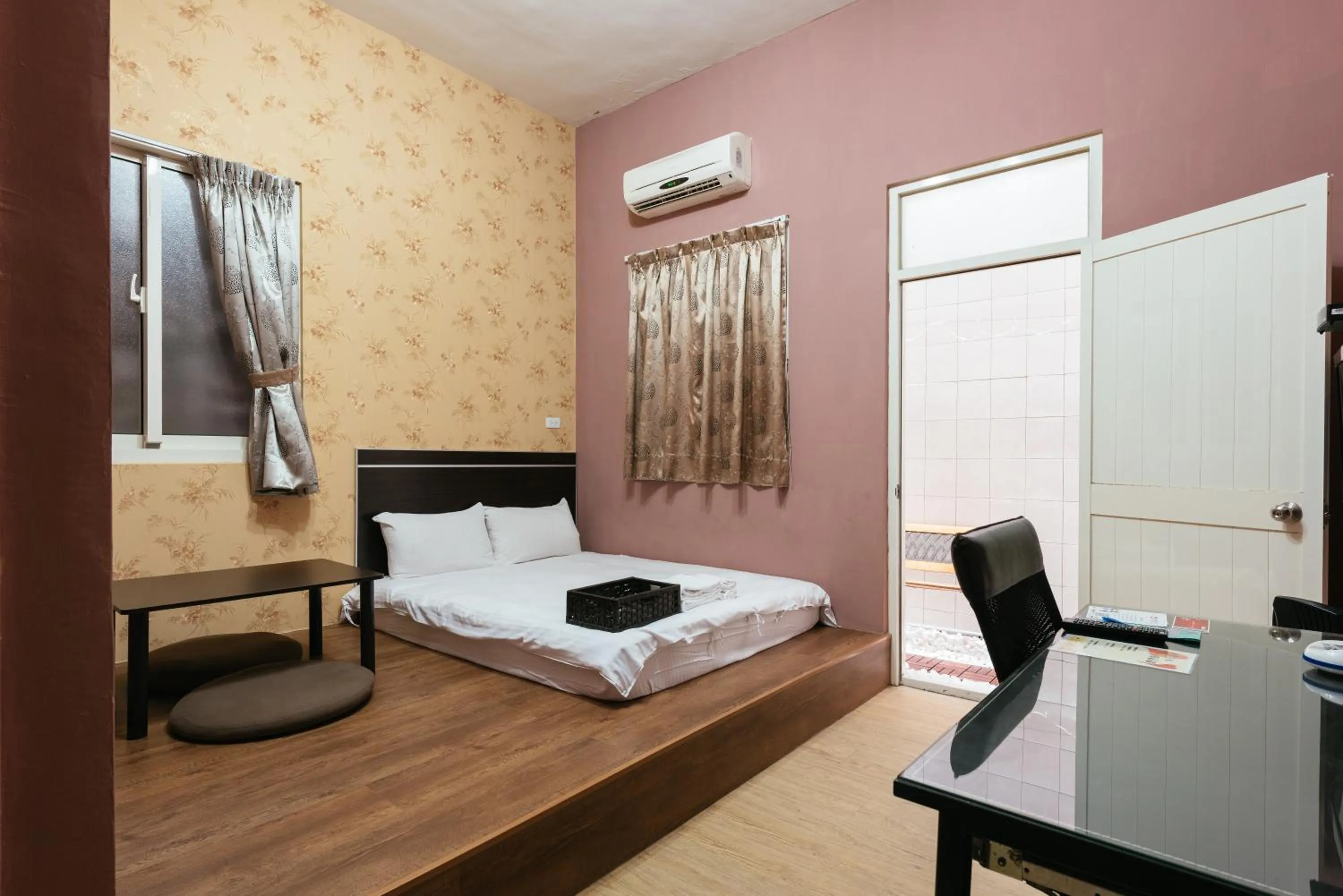 Seating area, Bed in Fengjia Love I Hostel