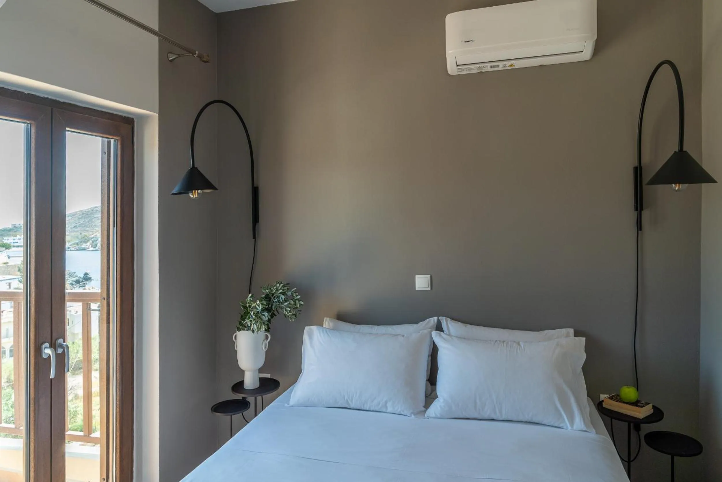 Bedroom, Bed in Syra Suites