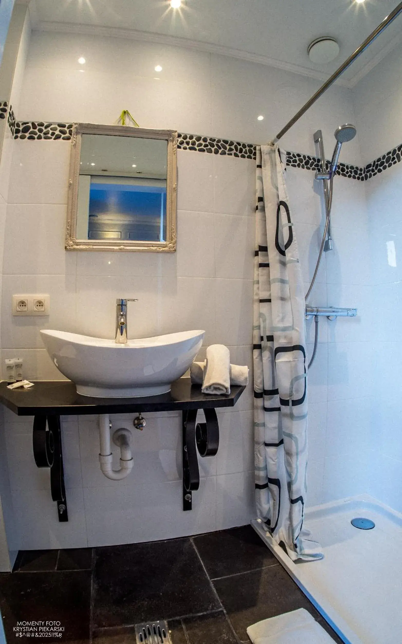 Quadruple Room with Bathroom in Hostel Lybeer Private Rooms just for two! Quadruple Room with Bathroom in Hostel Lybeer Private Rooms just for two!