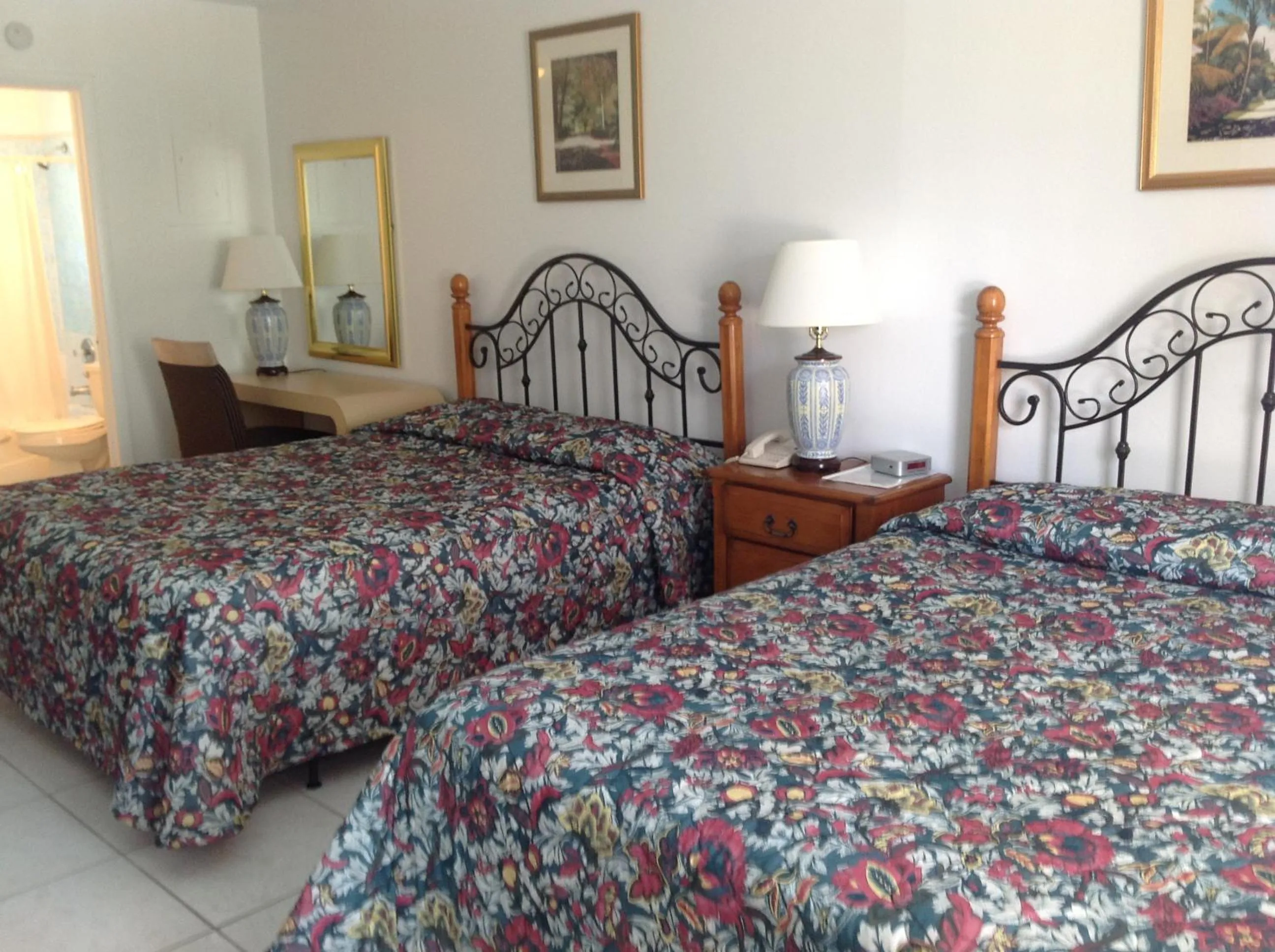 Photo of the whole room, Bed in Birch Patio Motel