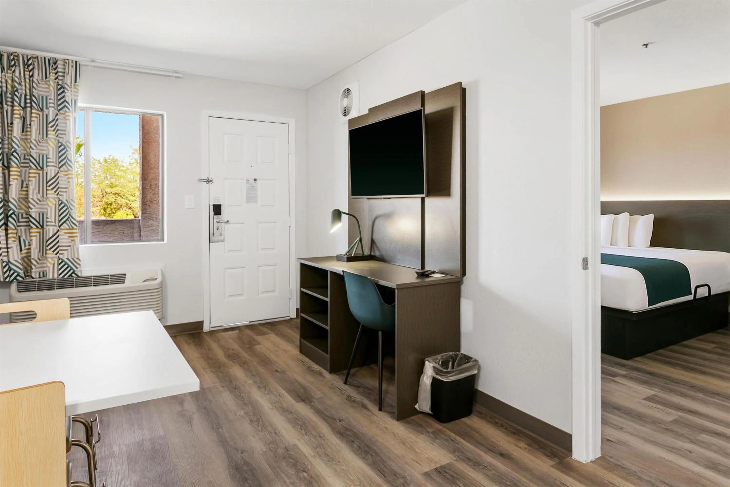 Photo of the whole room, Bed in Studio 6 Tempe, AZ Elliot Road