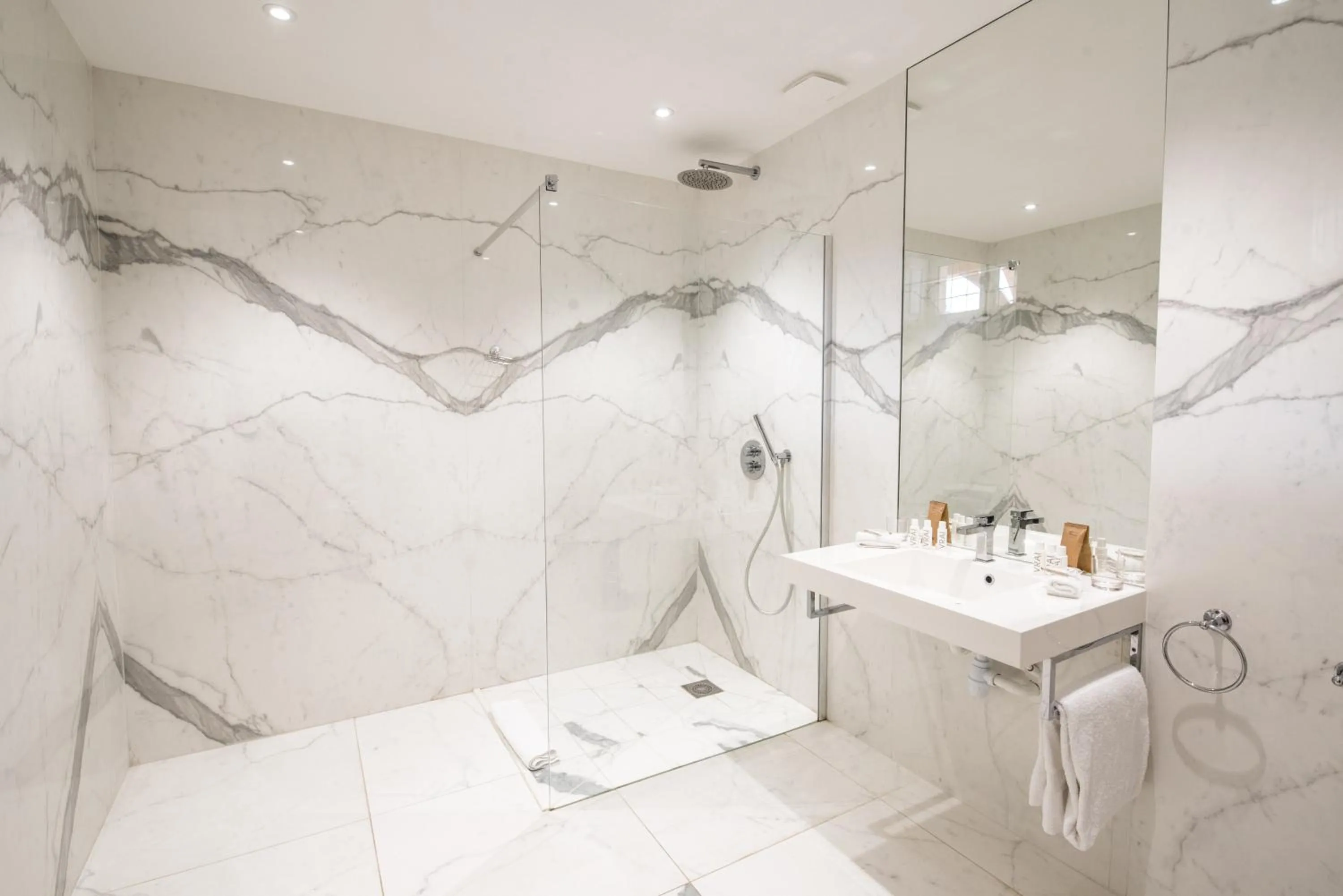 Bathroom in Hôtel du Domaine de La Groirie - Le Mans