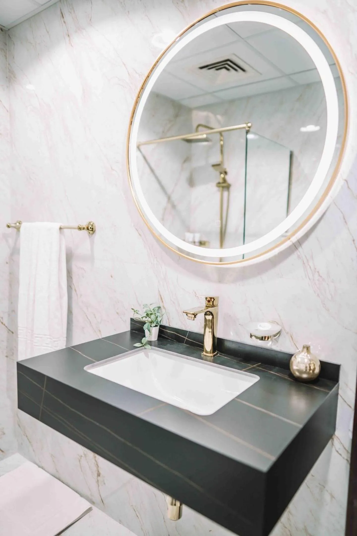 Gorgeous City And Sea Views From A High-rise Suite