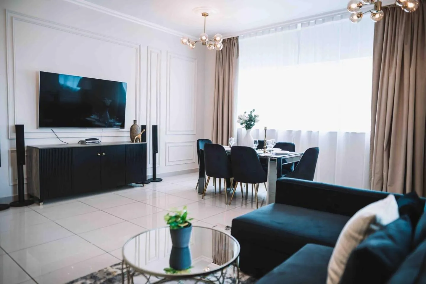 Gorgeous City And Sea Views From A High-rise Suite