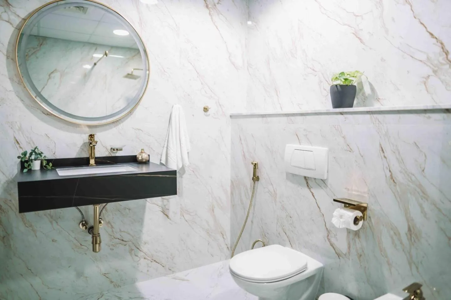 Gorgeous City And Sea Views From A High-rise Suite