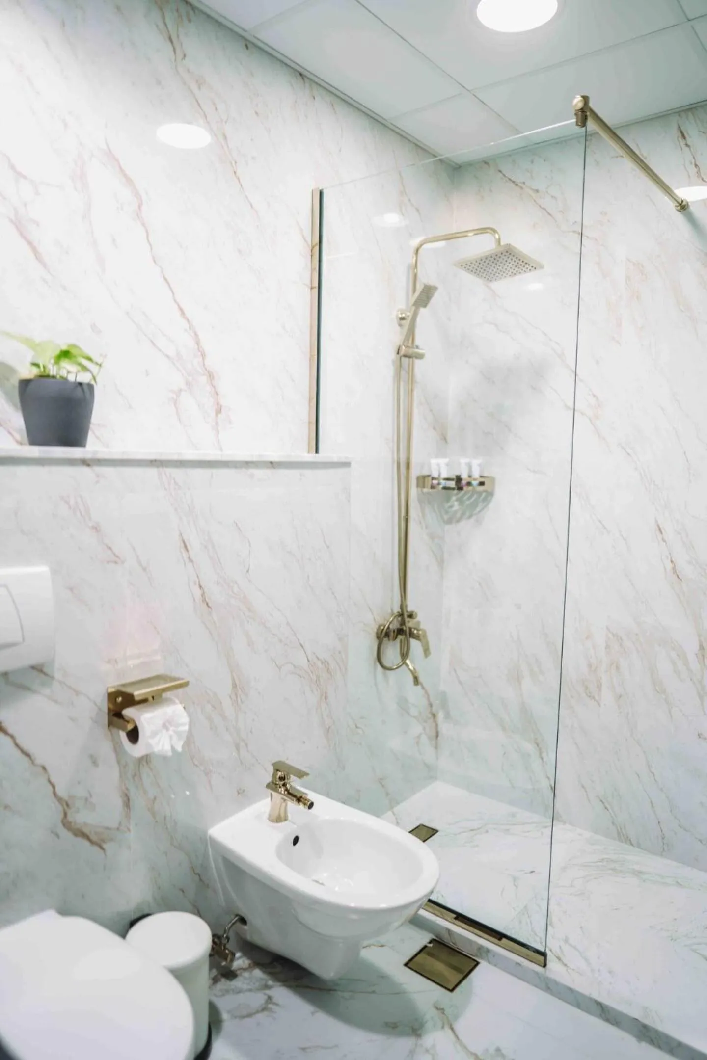 Gorgeous City And Sea Views From A High-rise Suite