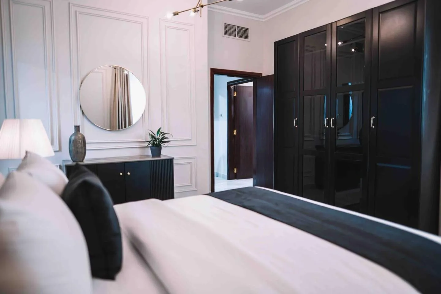 Gorgeous City And Sea Views From A High-rise Suite