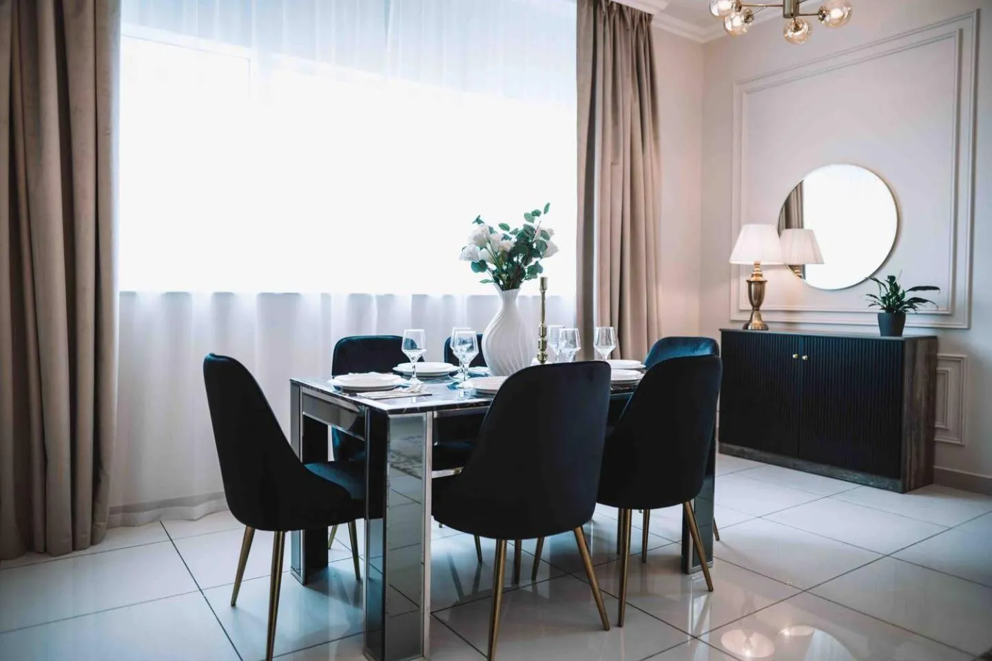 Gorgeous City And Sea Views From A High-rise Suite