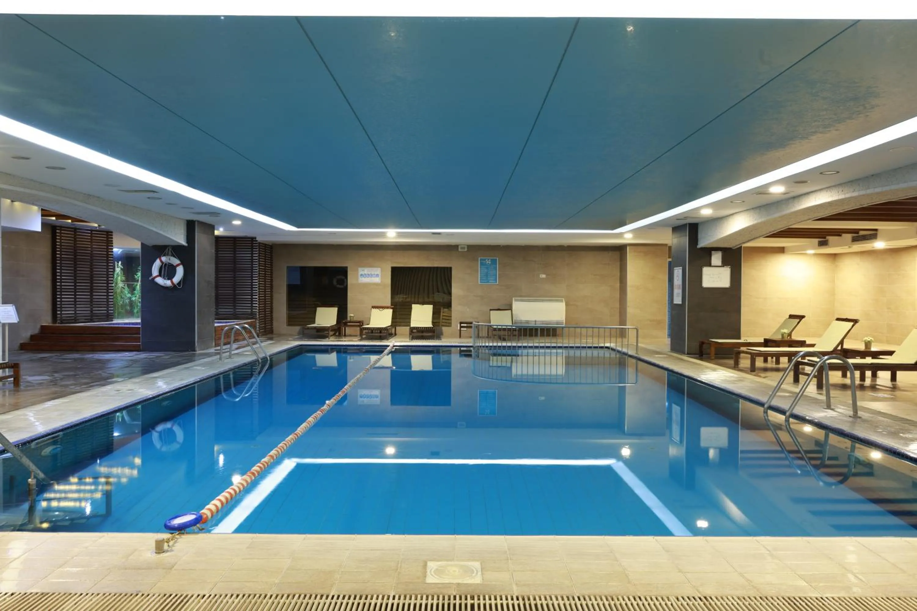 Pool view in Anemon Kent Çiğli Otel