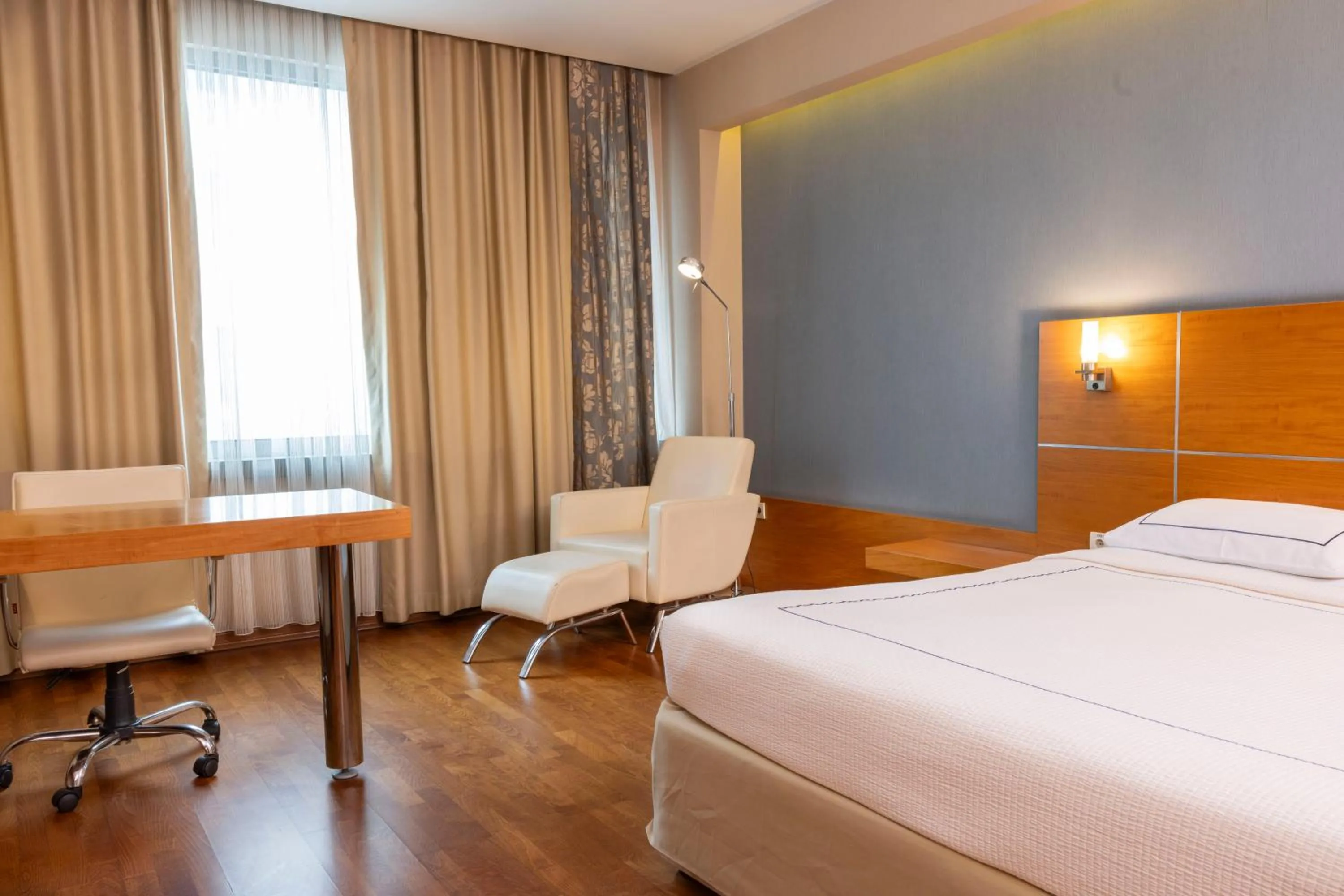 Bedroom, Bed in Anemon Kent Çiğli Otel