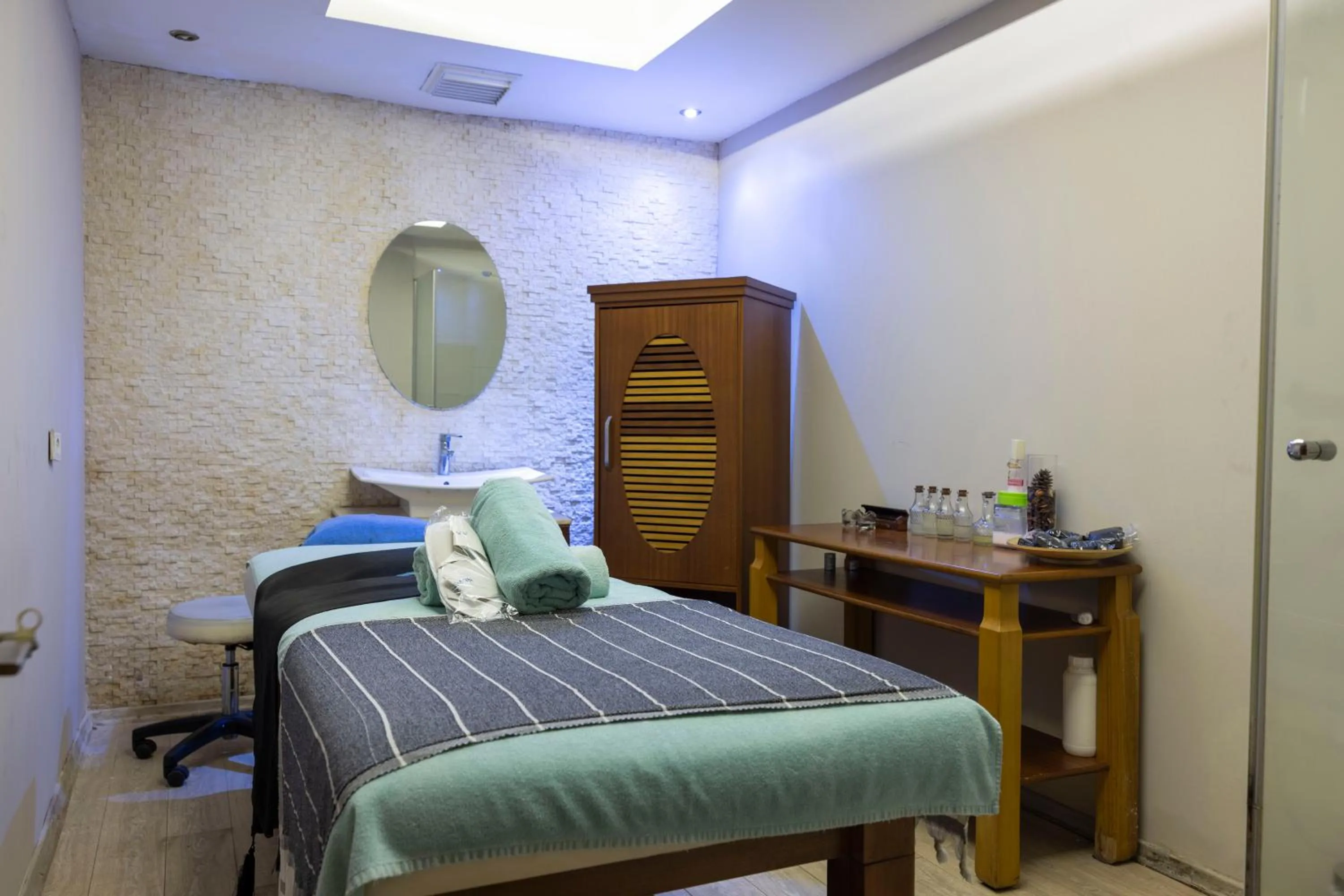 Spa and wellness centre/facilities, Bed in Anemon Kent Çiğli Otel