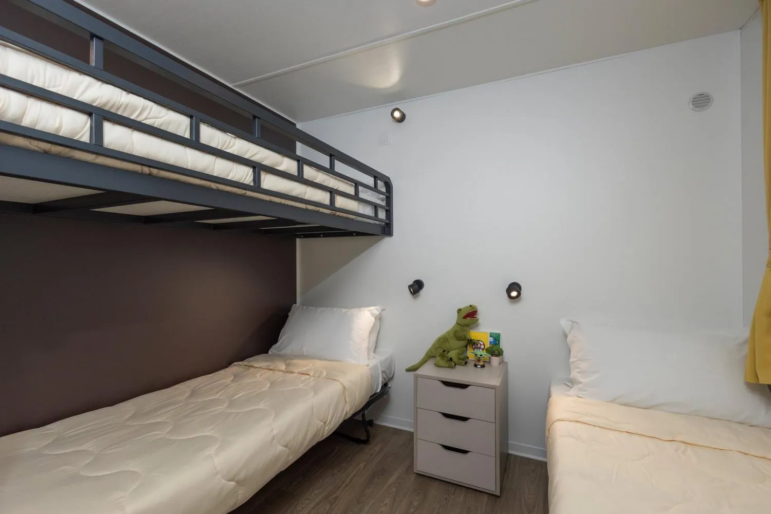 Photo of the whole room, Bed in hu I Pini village