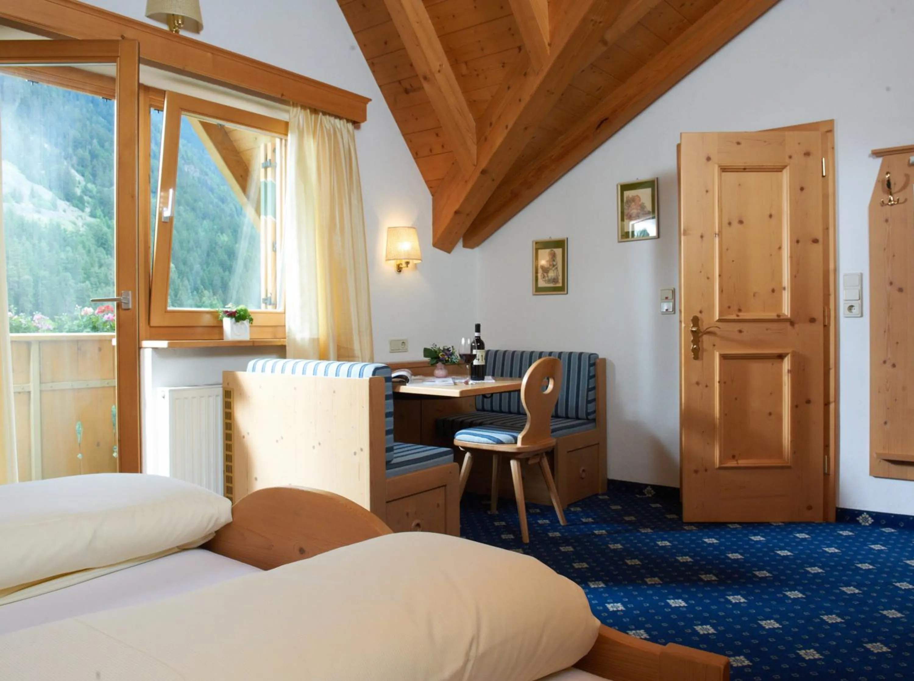 Seating area, Bed in Hotel Gallia