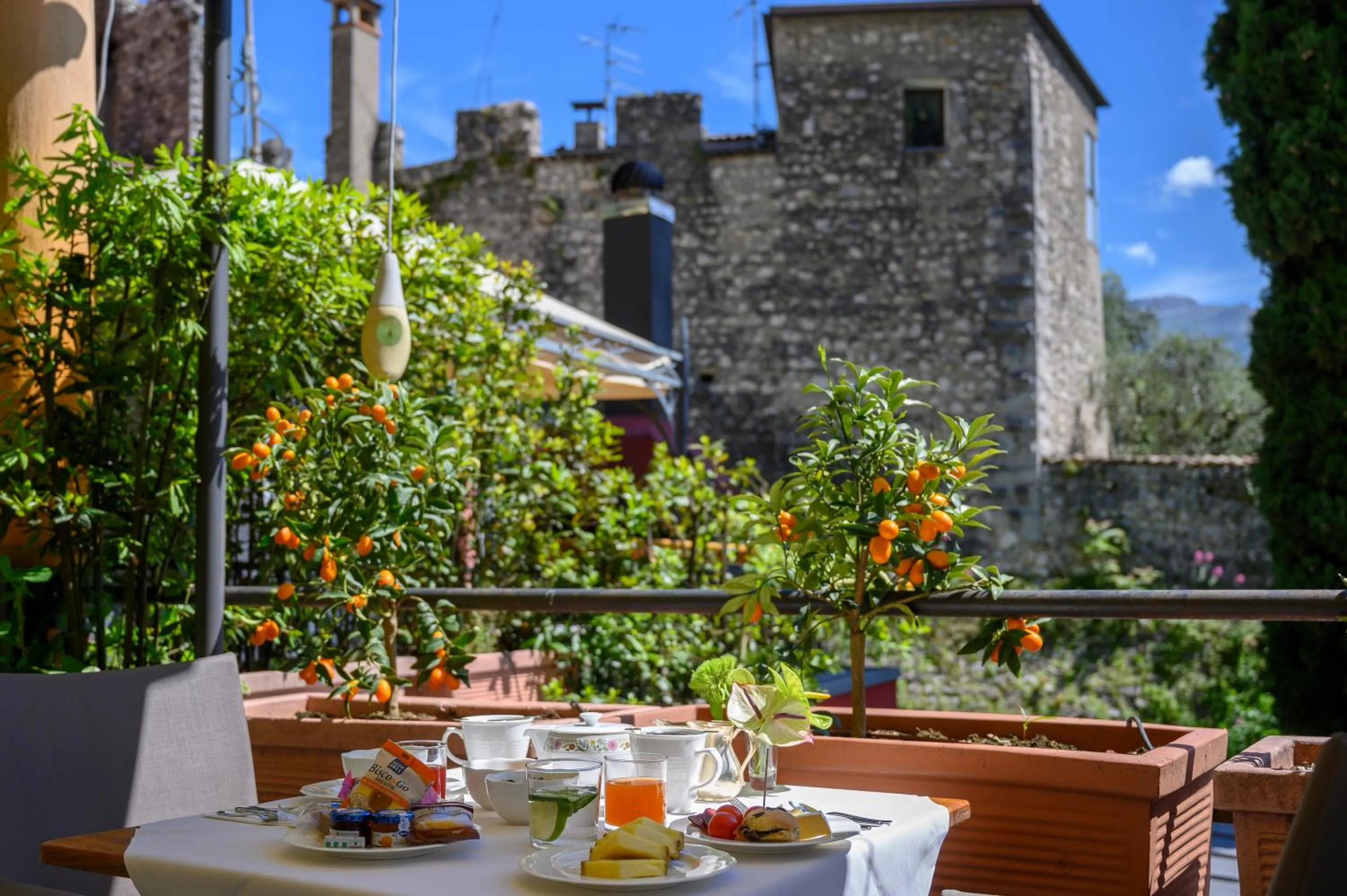 Restaurant/places to eat in Villa Miravalle