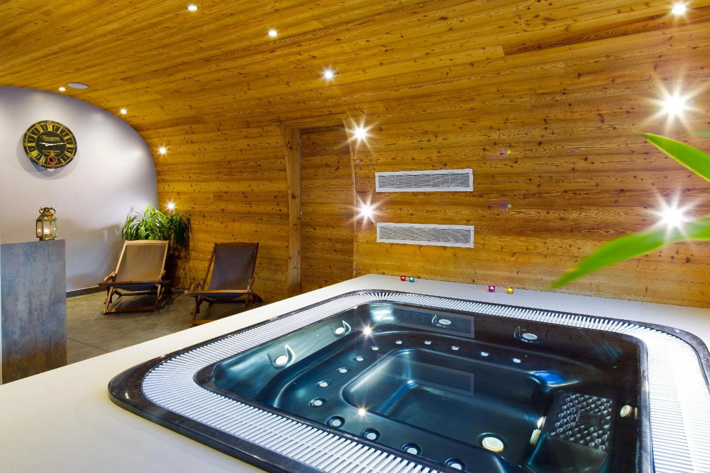 Hot Tub in Logis Hotel & Spa Beau-Site
