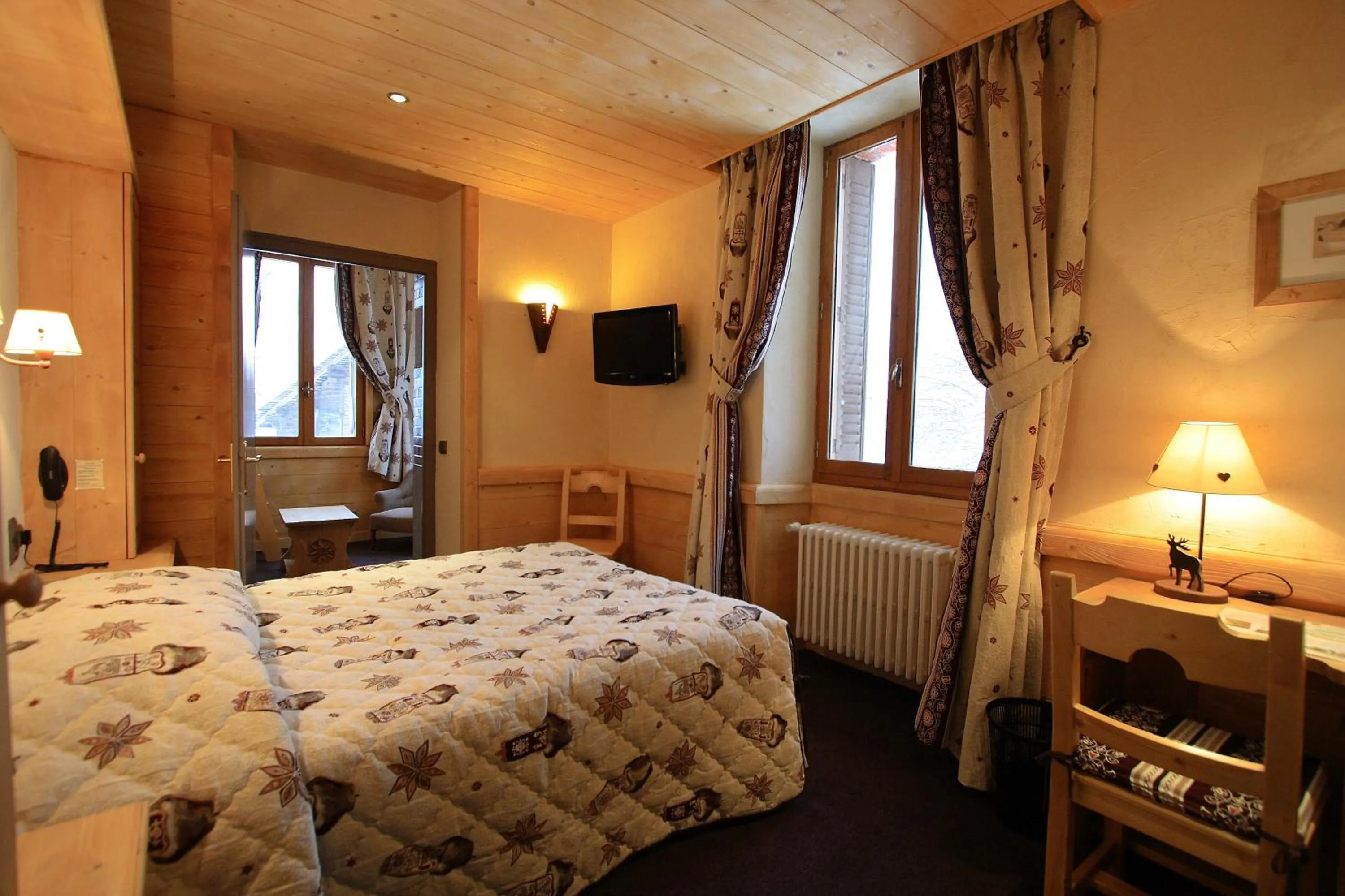 Photo of the whole room, Bed in Logis Hotel & Spa Beau-Site