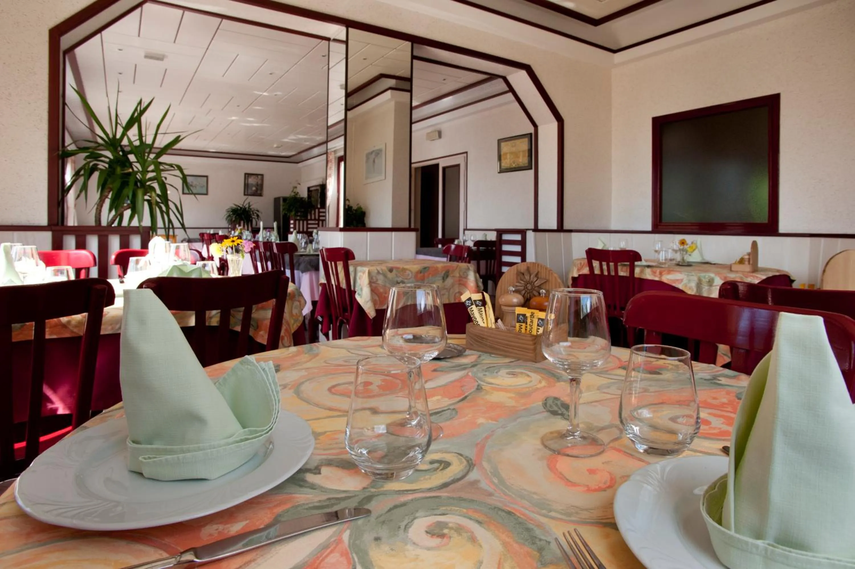 Restaurant/places to eat in Logis Hotel & Spa Beau-Site