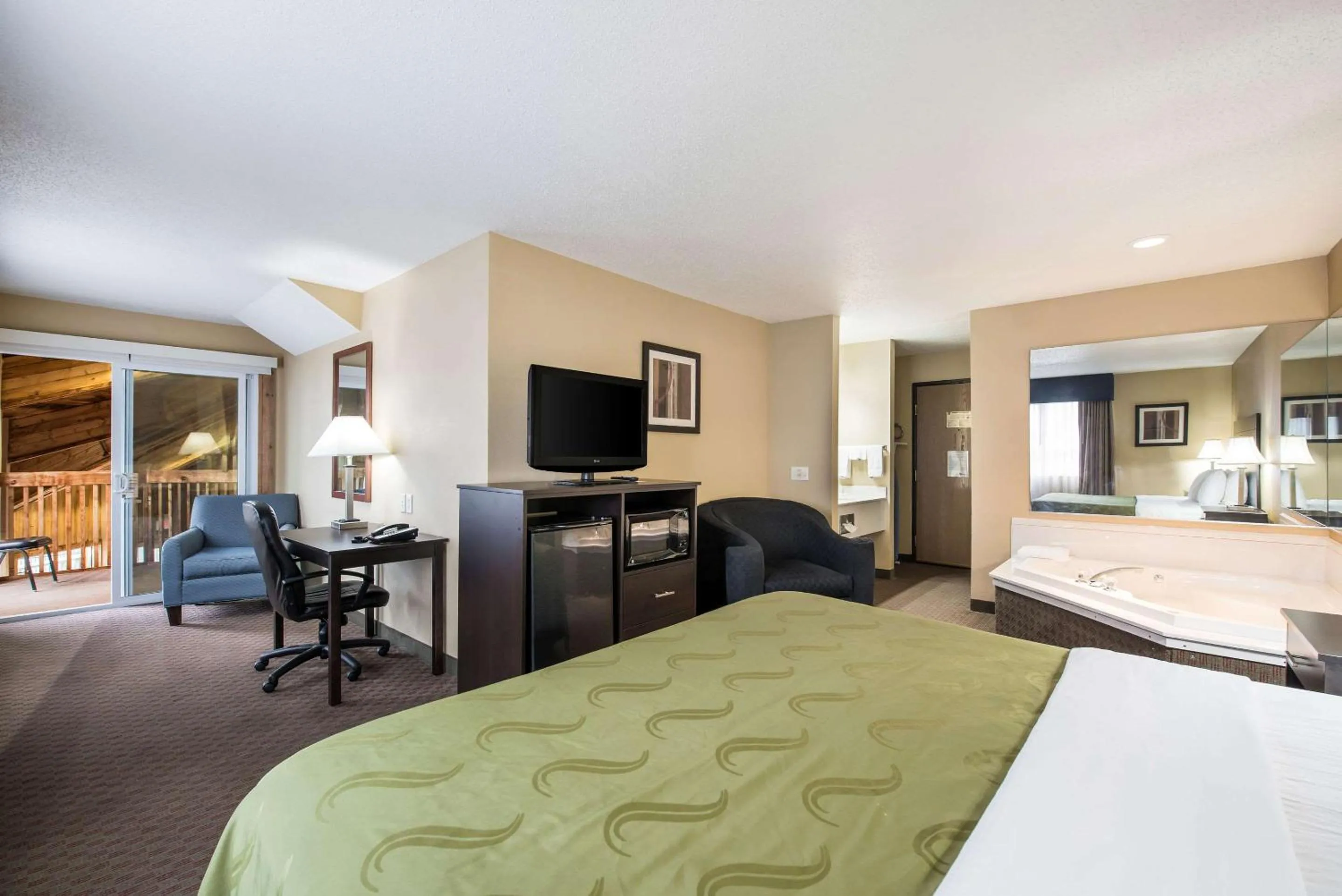 Photo of the whole room, Bed in Quality Inn & Suites Menomonie