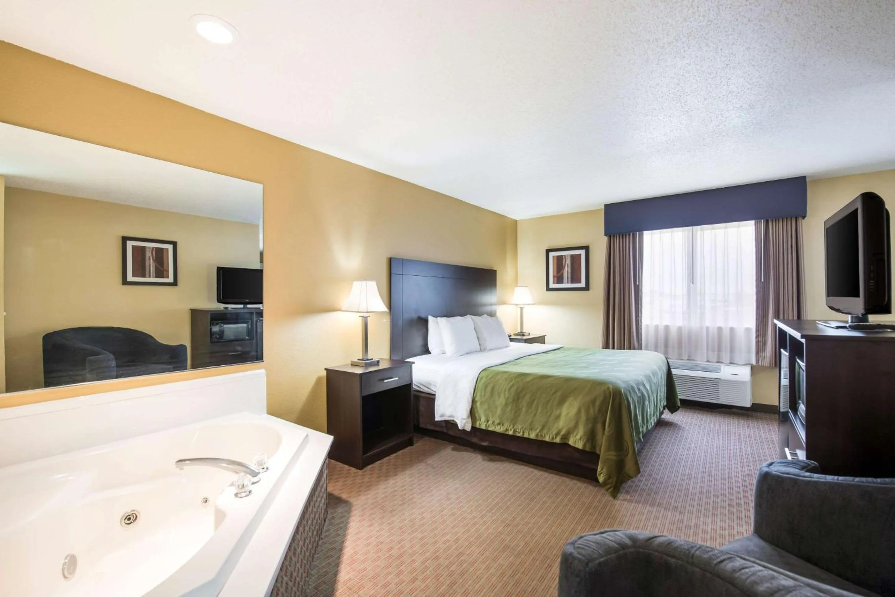 Photo of the whole room, Bed in Quality Inn & Suites Menomonie