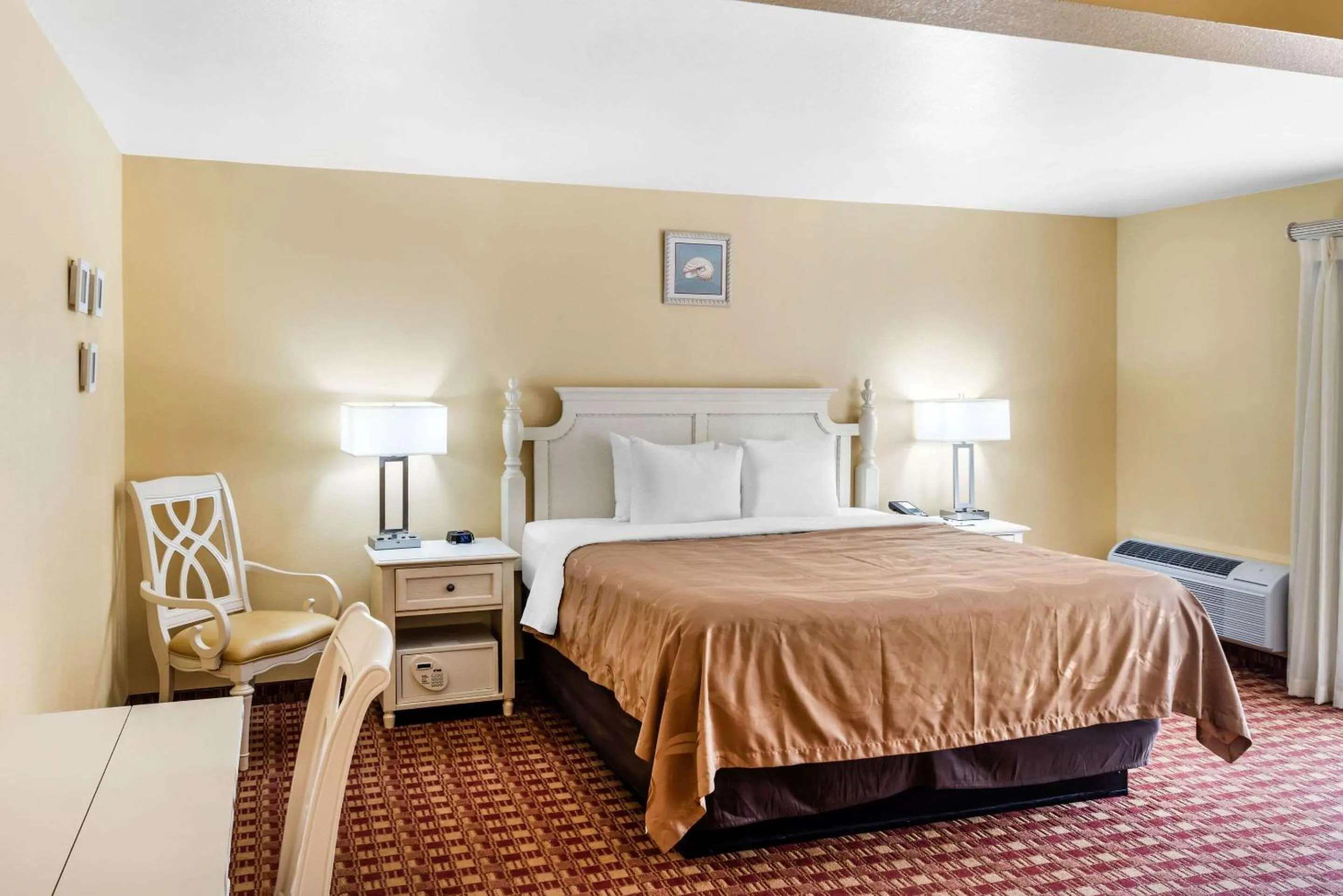Photo of the whole room, Bed in Quality Inn & Suites Capitola By the Sea