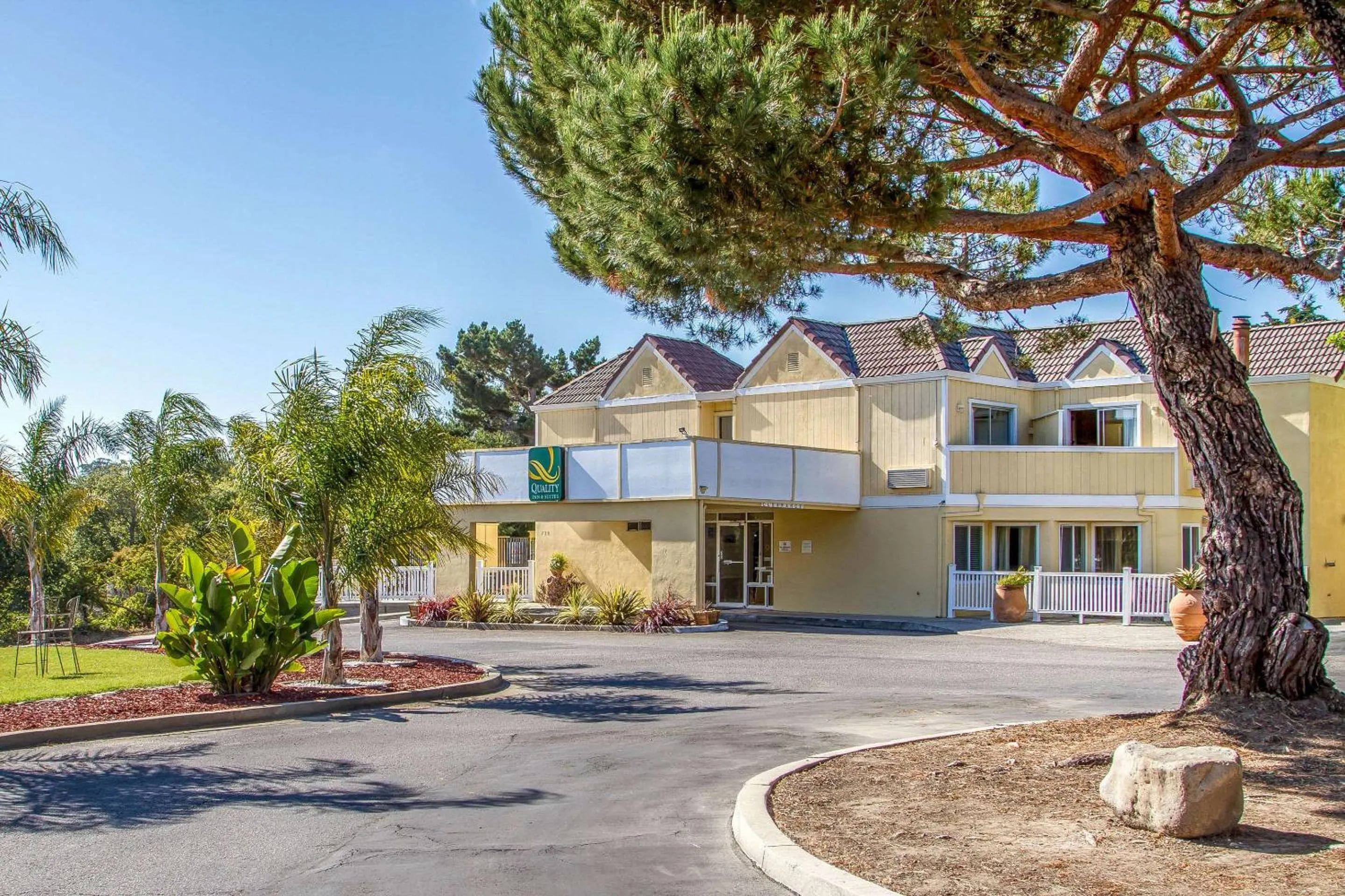 Property building in Quality Inn & Suites Capitola By the Sea