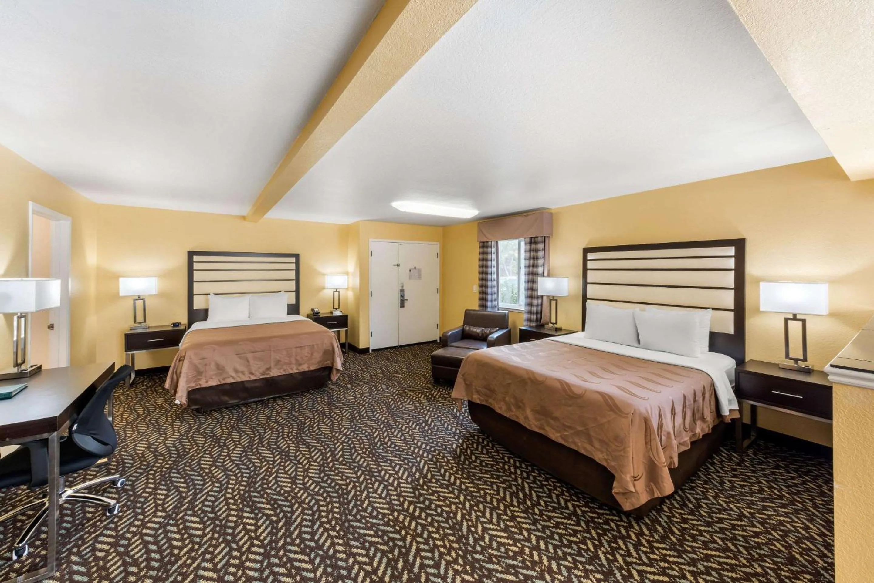 Photo of the whole room, Bed in Quality Inn & Suites Capitola By the Sea