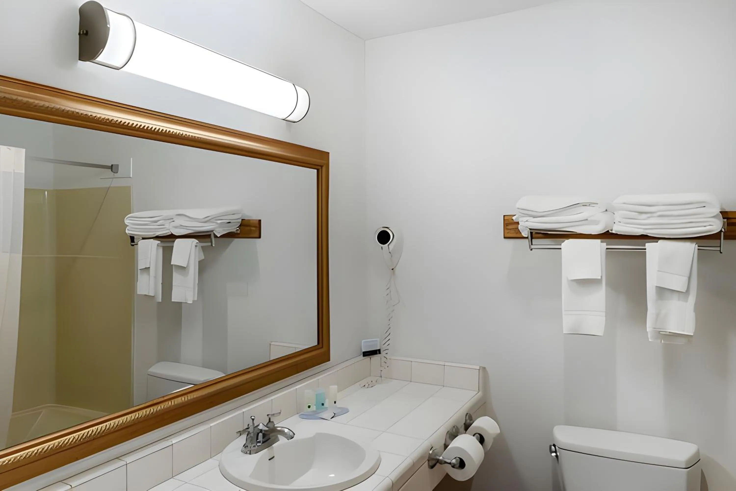 Bathroom in Quality Inn & Suites Capitola By the Sea