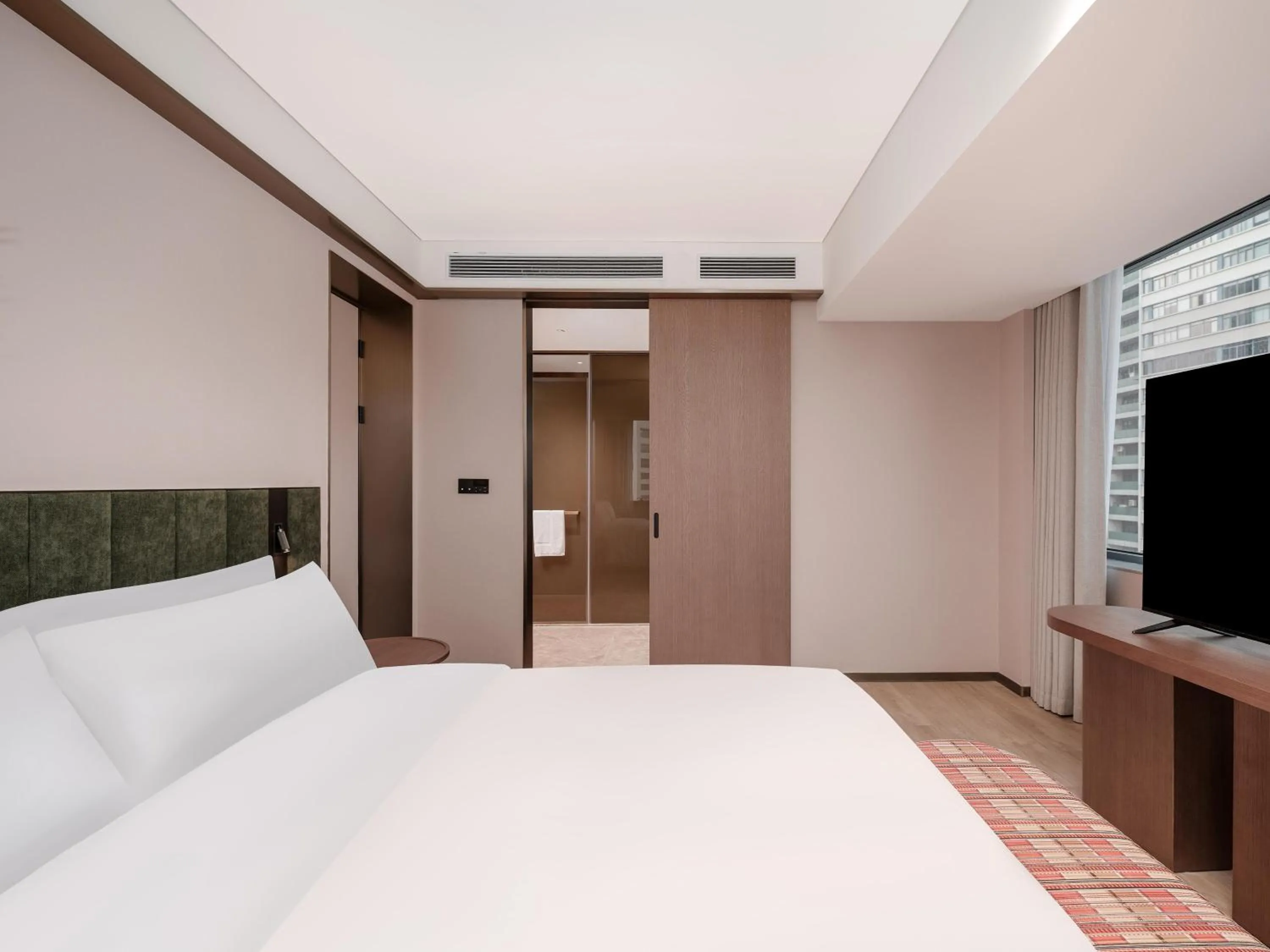 Bed in Hilton Garden Inn Shanghai Caohejing Hi-Tech Park