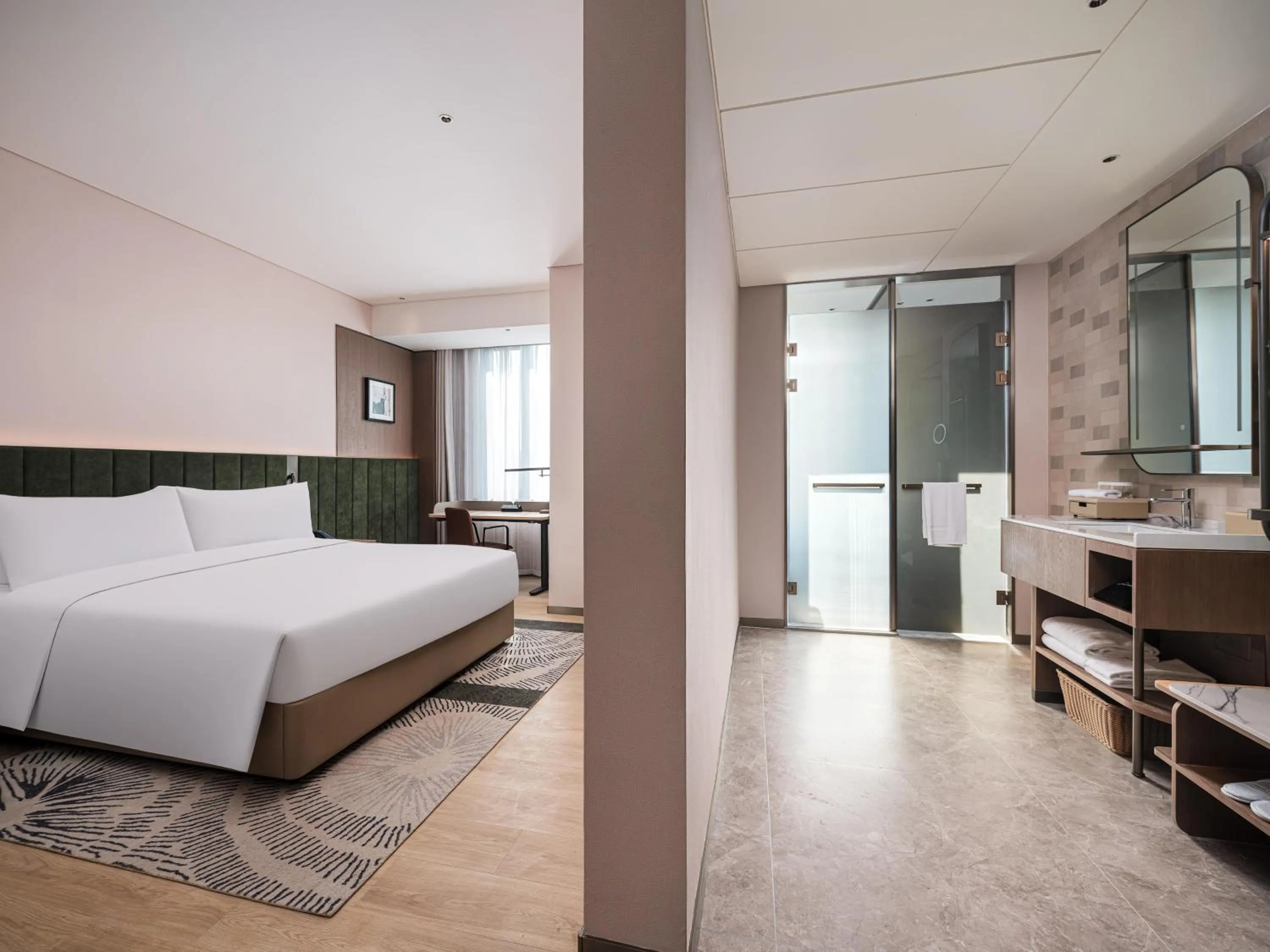 Bathroom, Bed in Hilton Garden Inn Shanghai Caohejing Hi-Tech Park