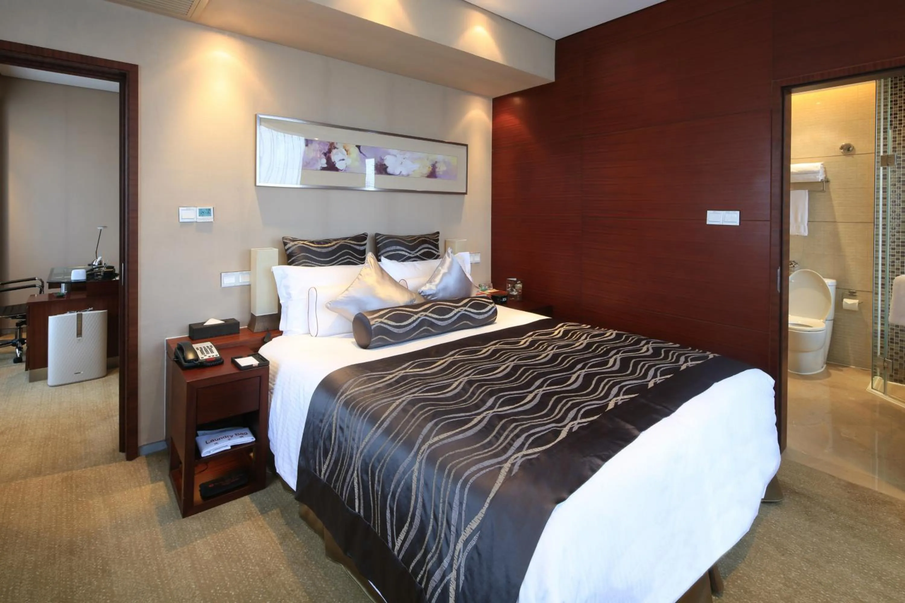 Bathroom, Bed in Hilton Garden Inn Shanghai Caohejing Hi-Tech Park