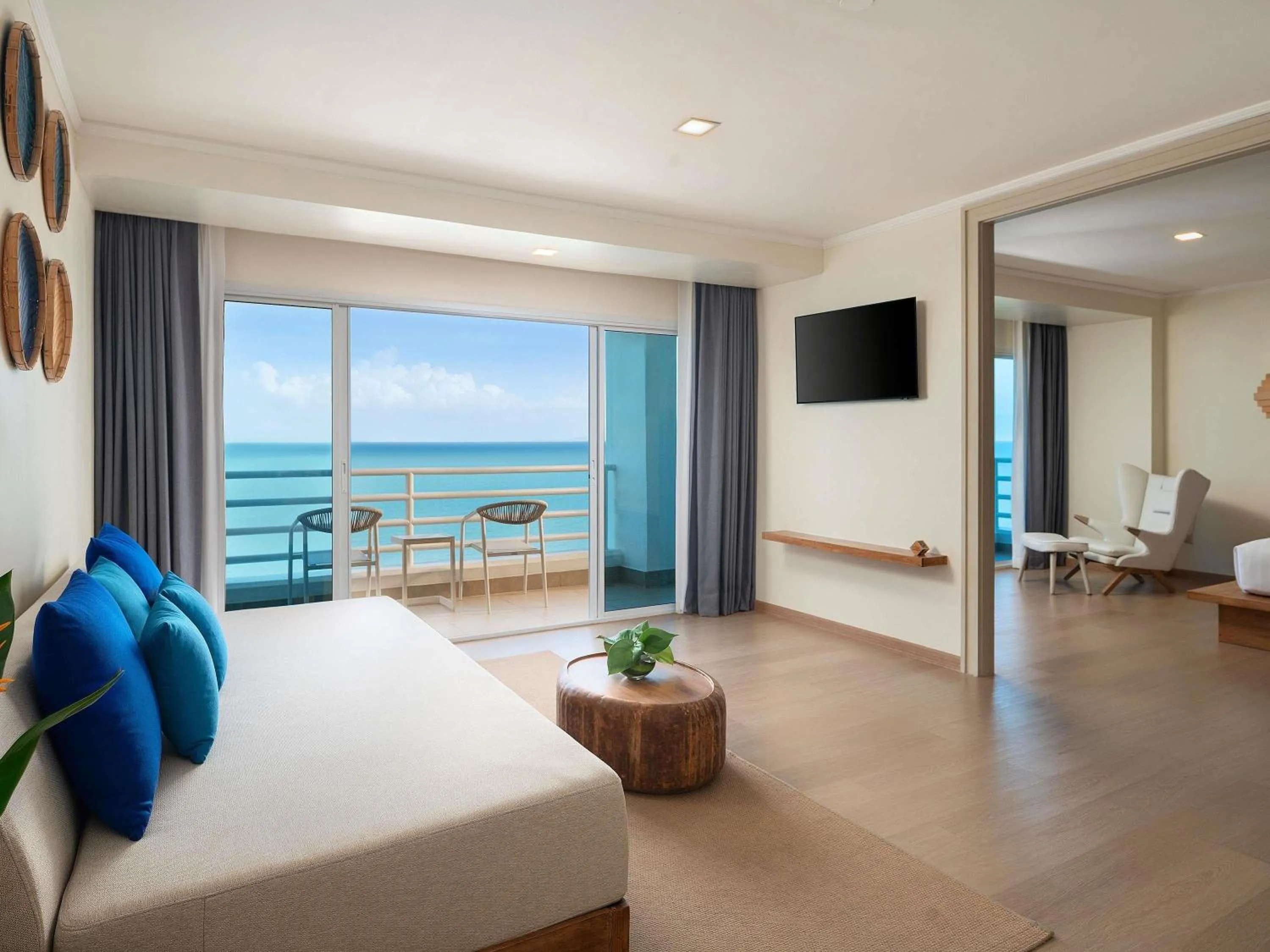 Bedroom, Bed in Pullman Pattaya Hotel G