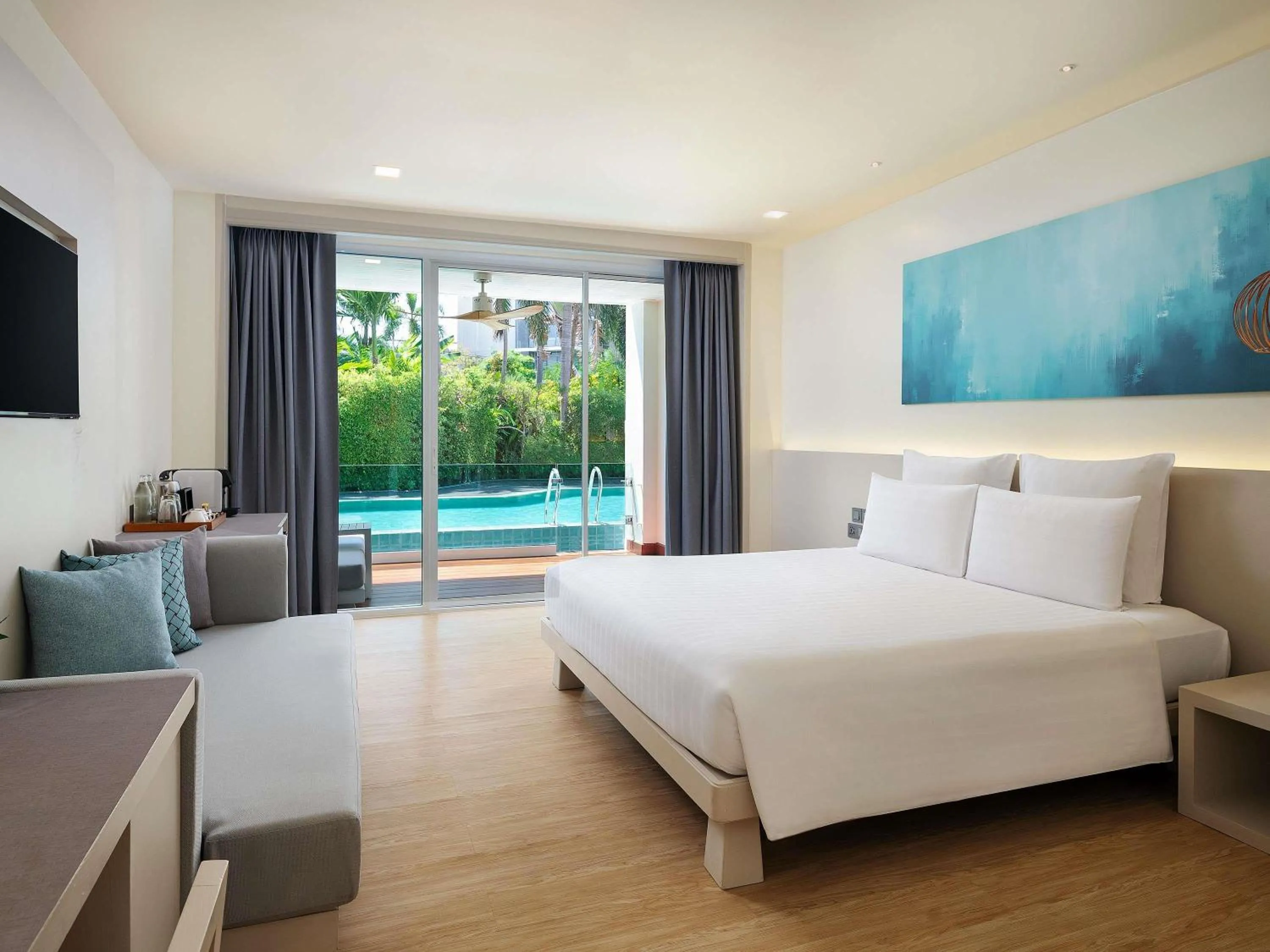 Bedroom, Bed in Pullman Pattaya Hotel G