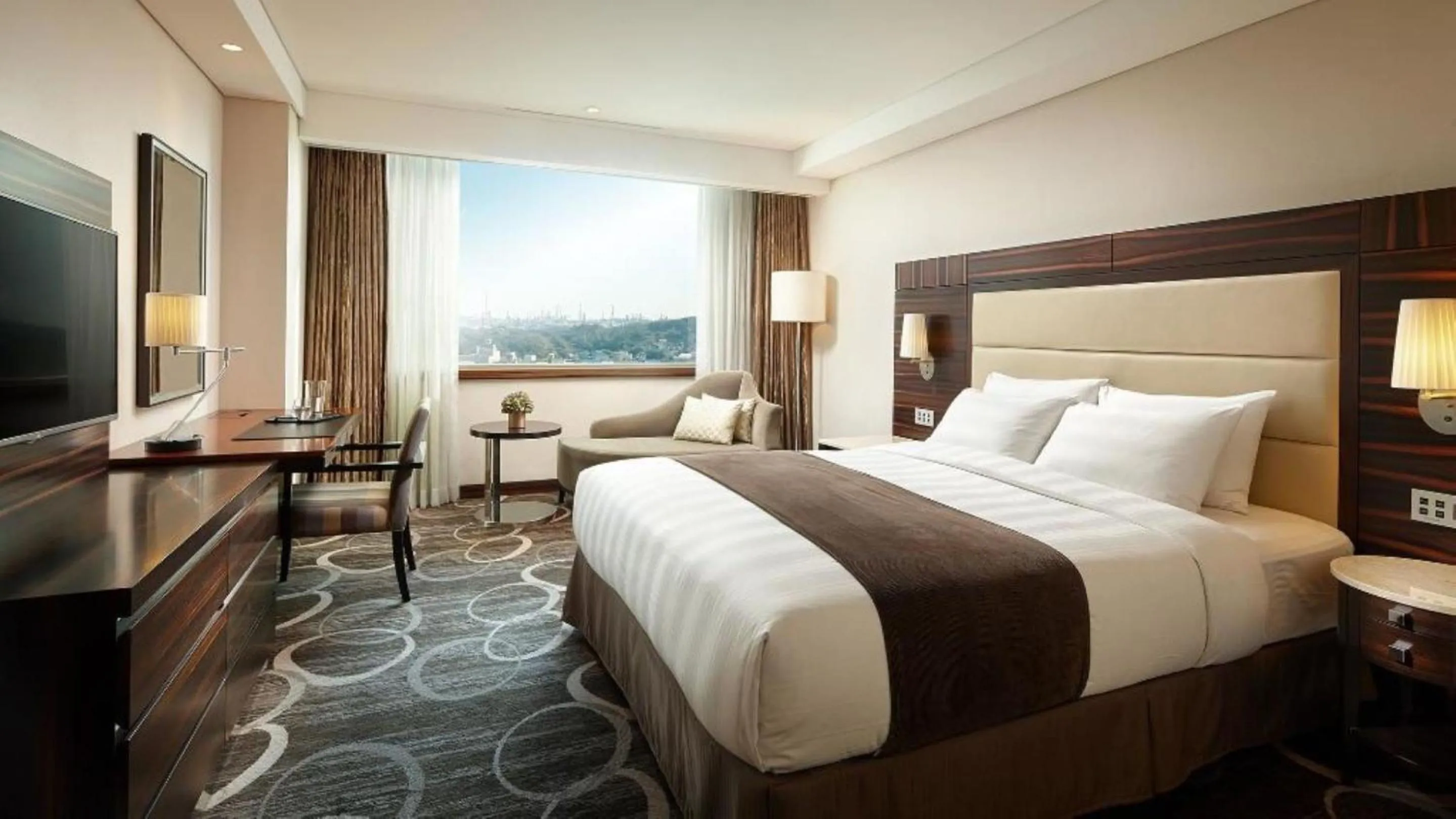 Bedroom, Bed in Lotte Hotel Ulsan