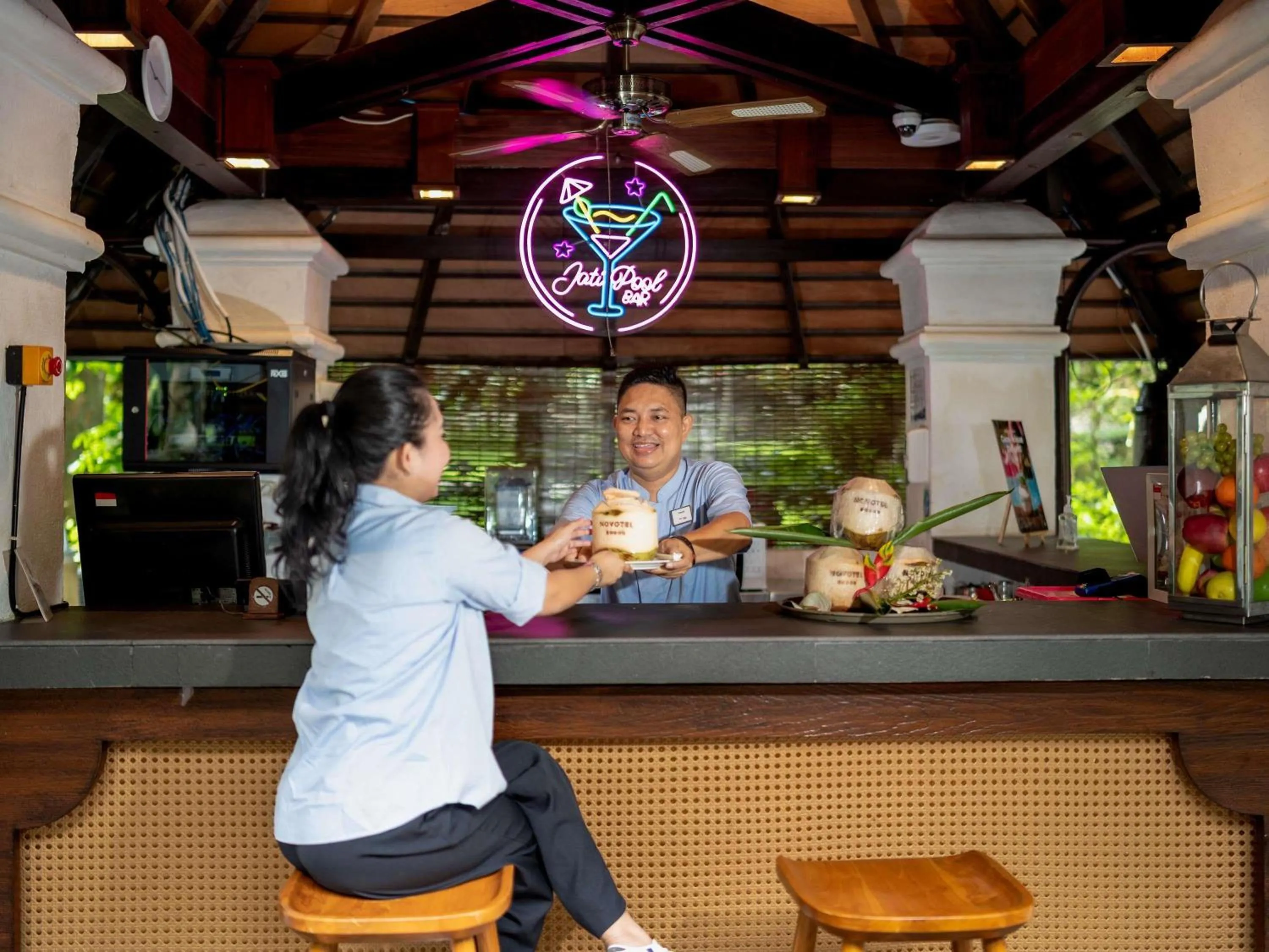Lounge or bar in Novotel Bogor Golf Resort