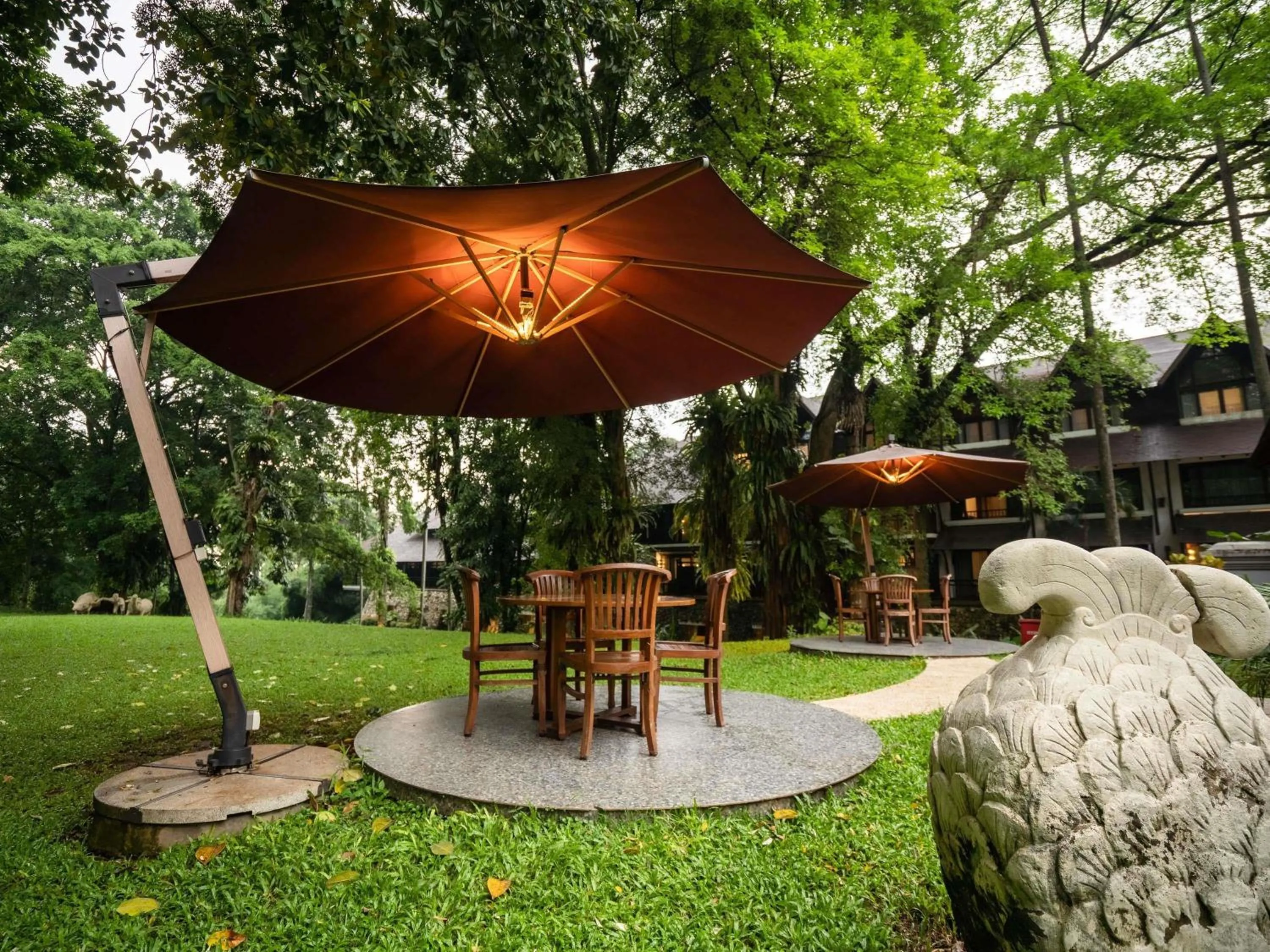 Lounge or bar in Novotel Bogor Golf Resort