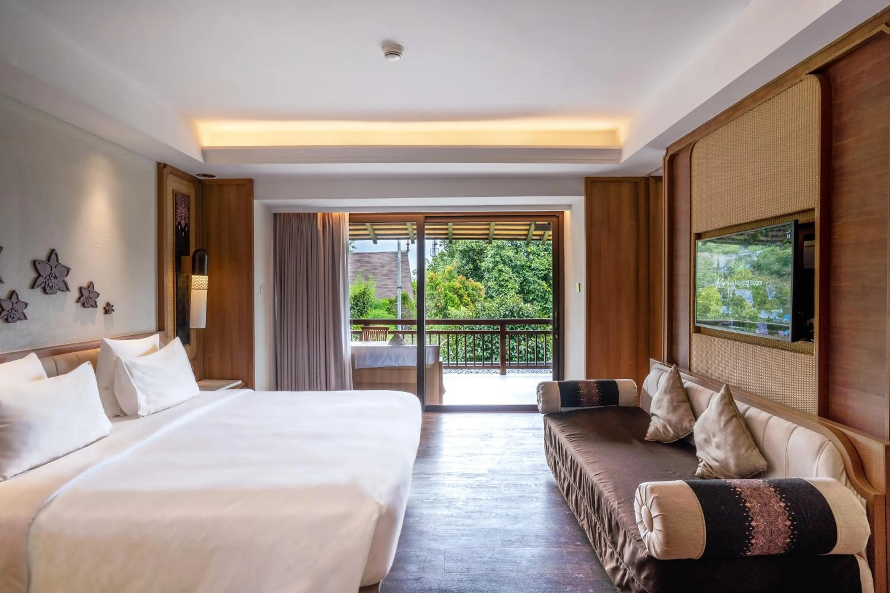 Bedroom, Bed in Novotel Bogor Golf Resort