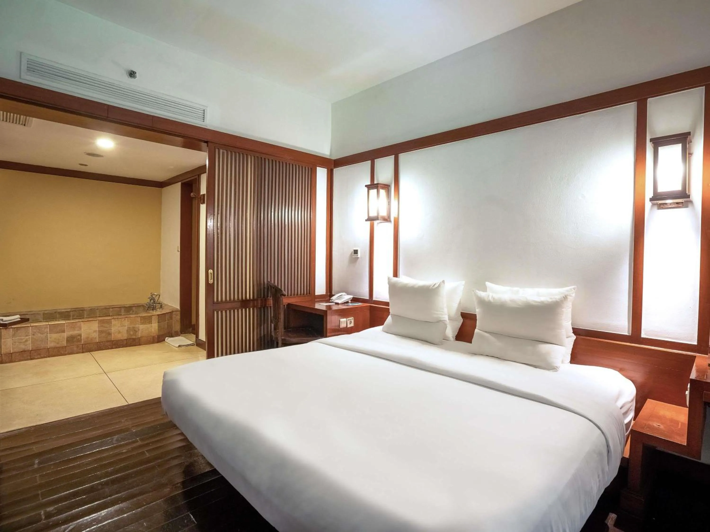Bedroom, Bed in Novotel Bogor Golf Resort