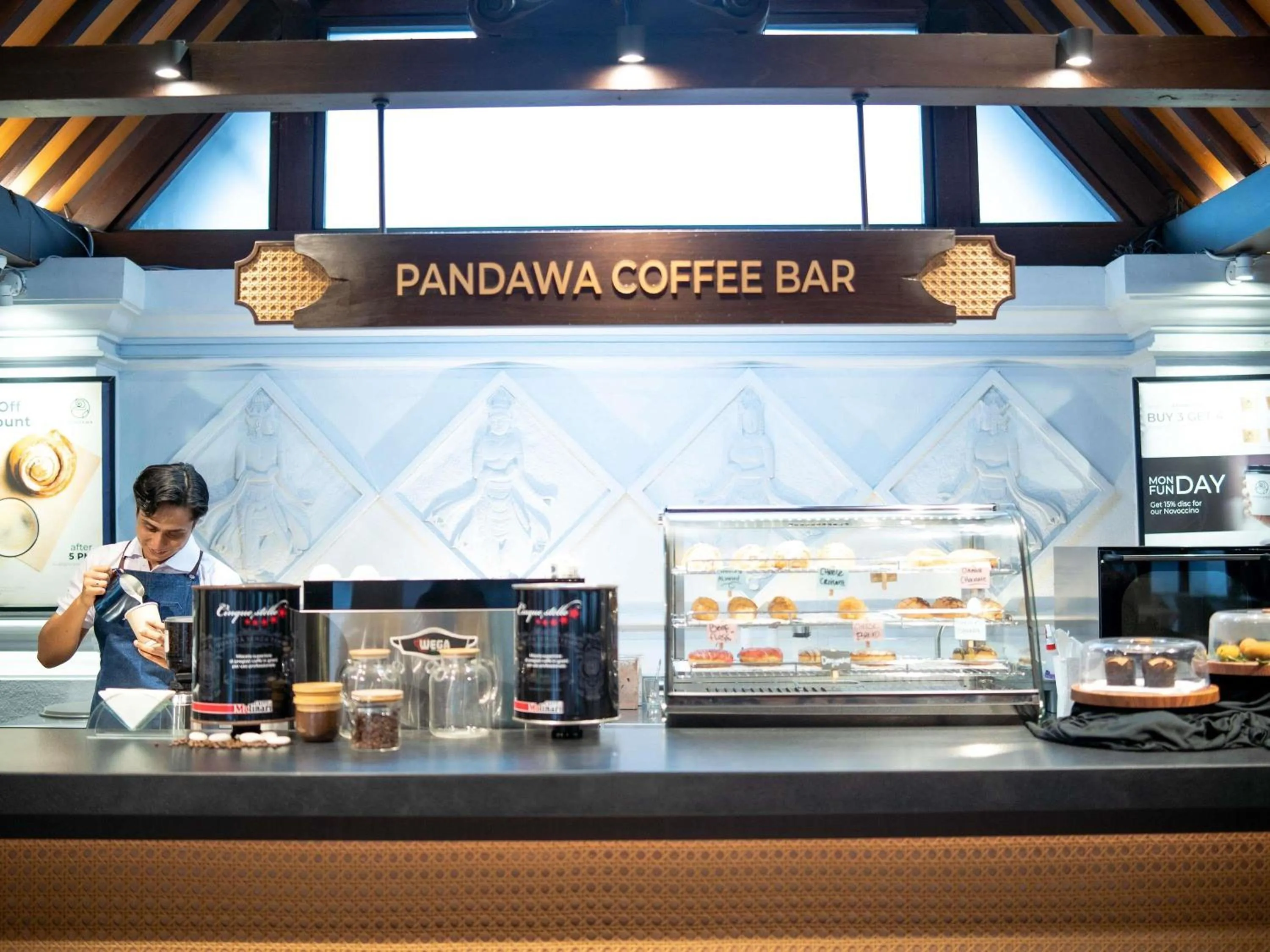 Lounge or bar in Novotel Bogor Golf Resort