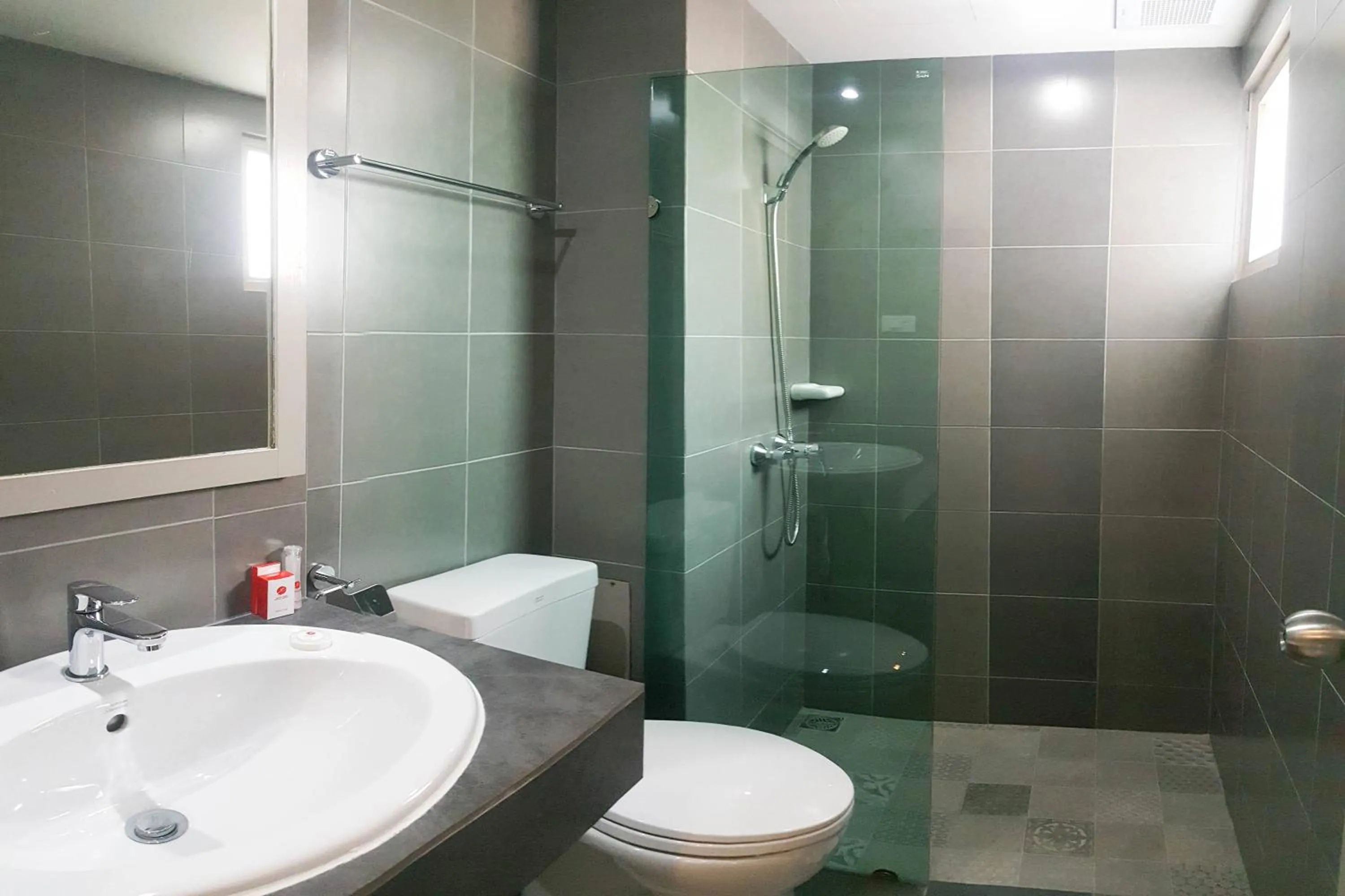 Toilet in Eastiny Inn Hotel