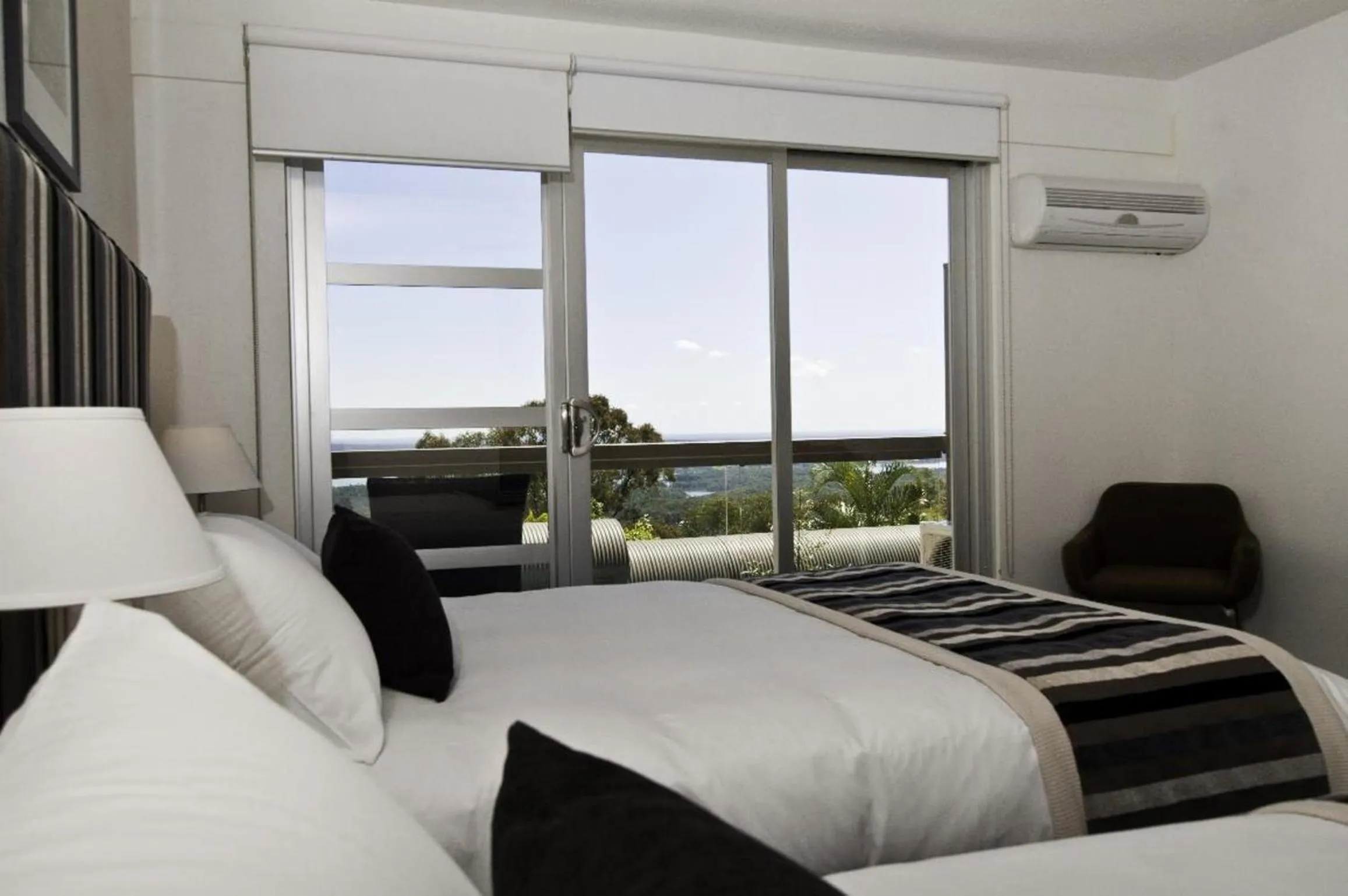 Bedroom, Bed in Mercure Clear Mountain Lodge