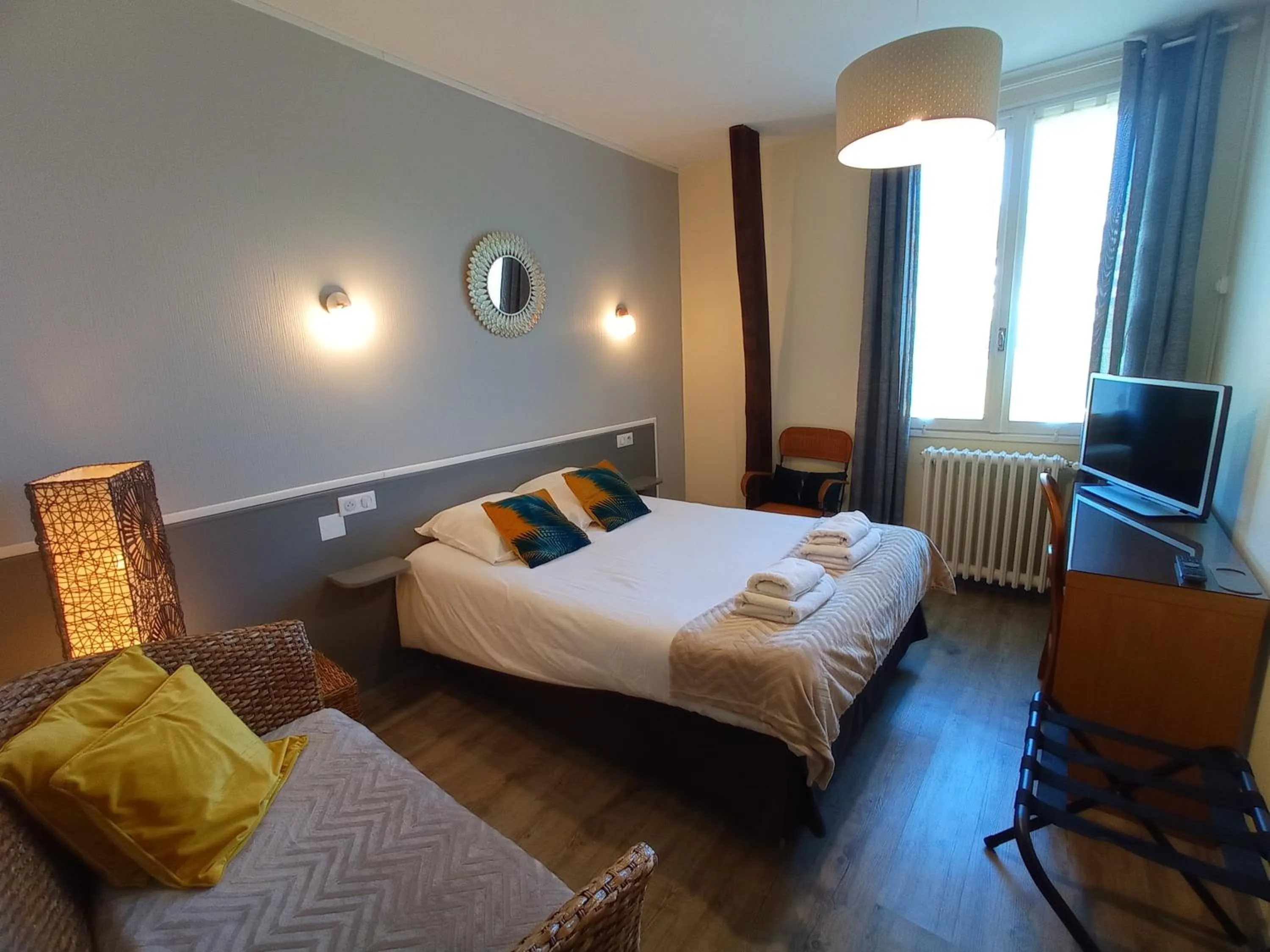 Property building, Bed in Logis Hôtel AMBROISE