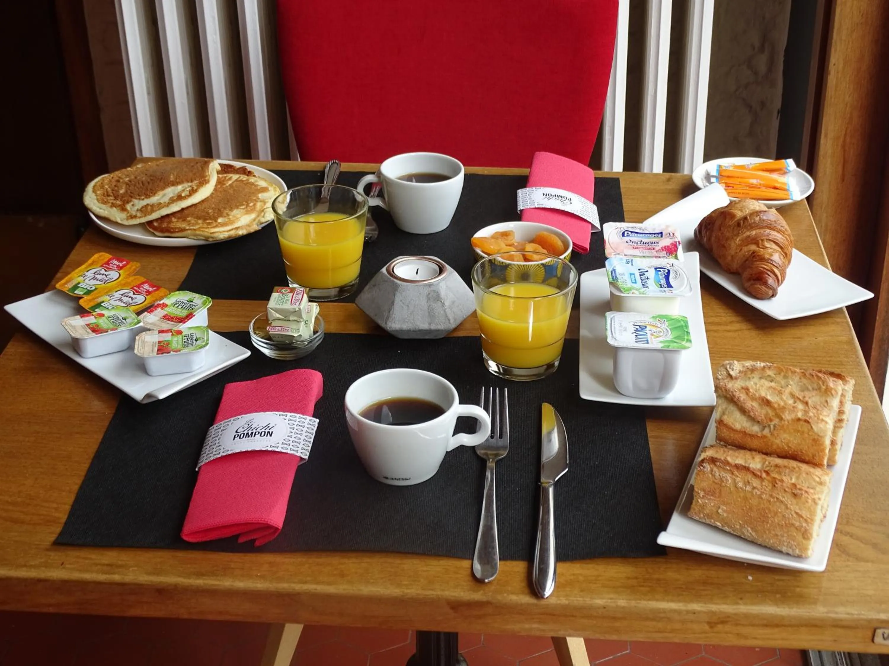Breakfast in Logis Hôtel AMBROISE