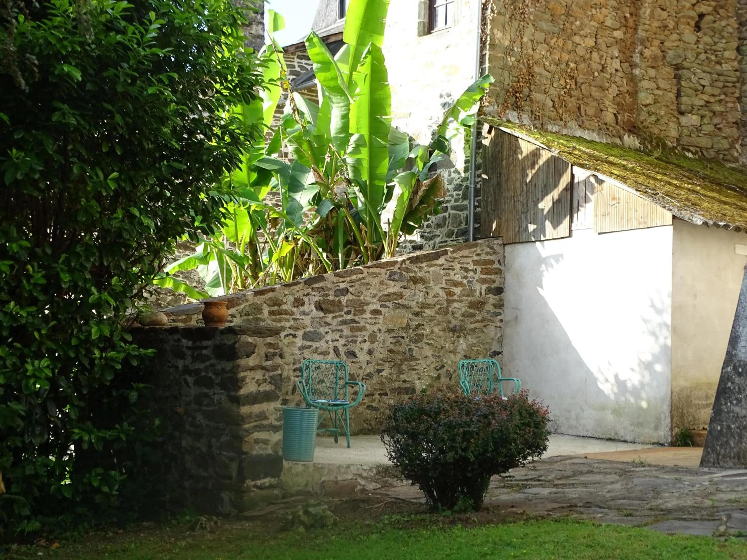 Garden in Logis Hôtel AMBROISE
