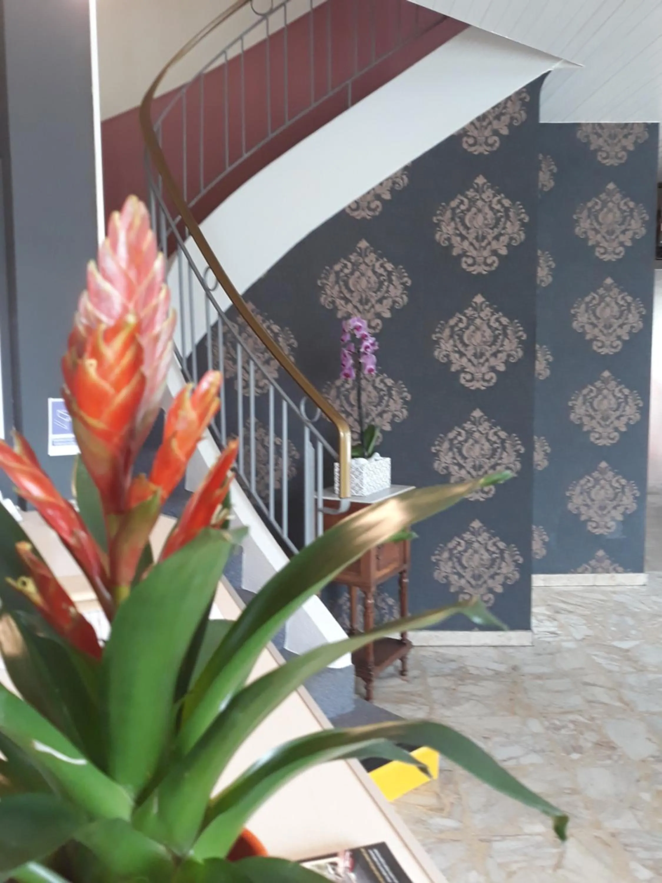 Lobby or reception in Logis Hôtel AMBROISE