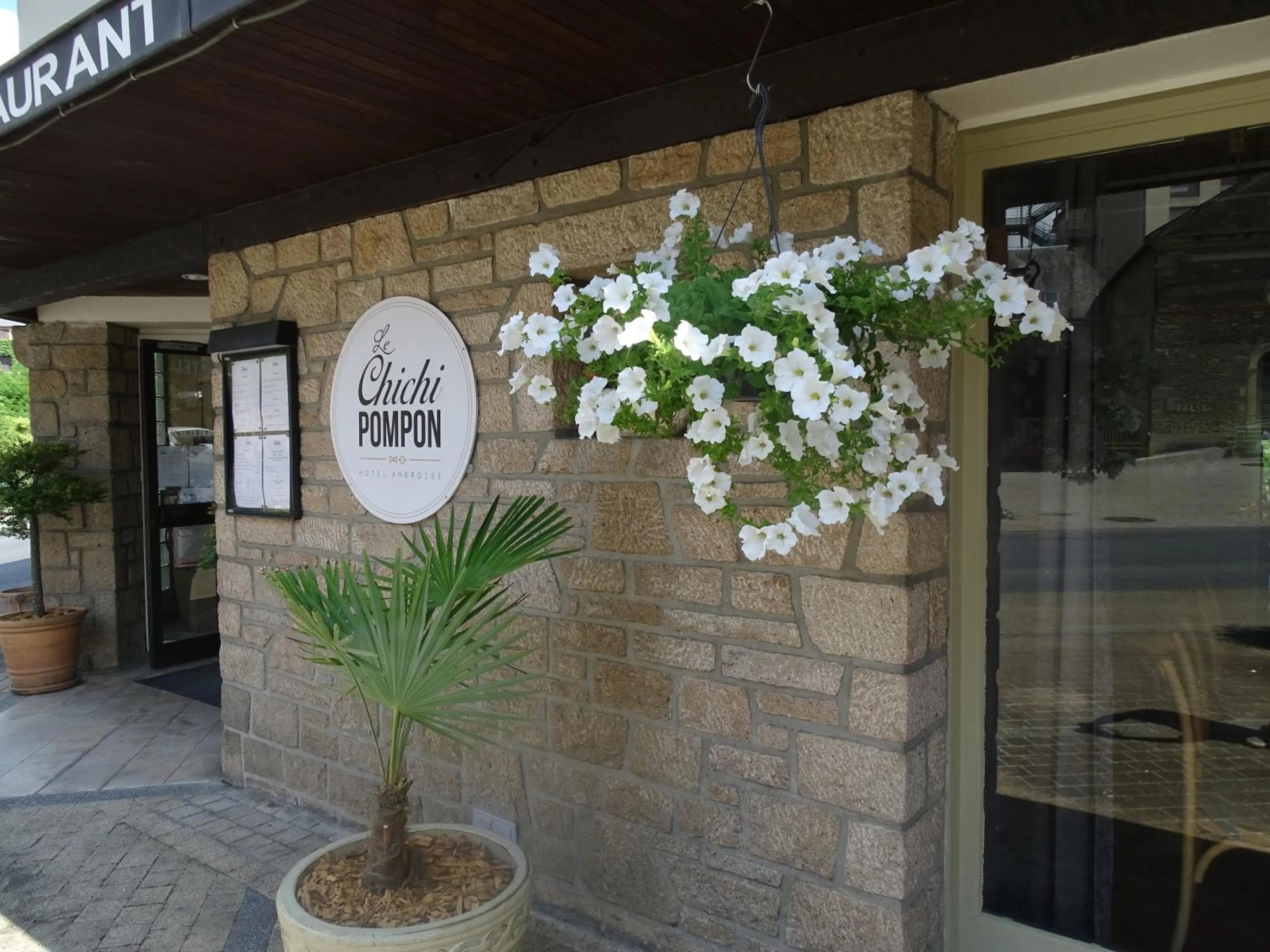 Facade/entrance in Logis Hôtel AMBROISE