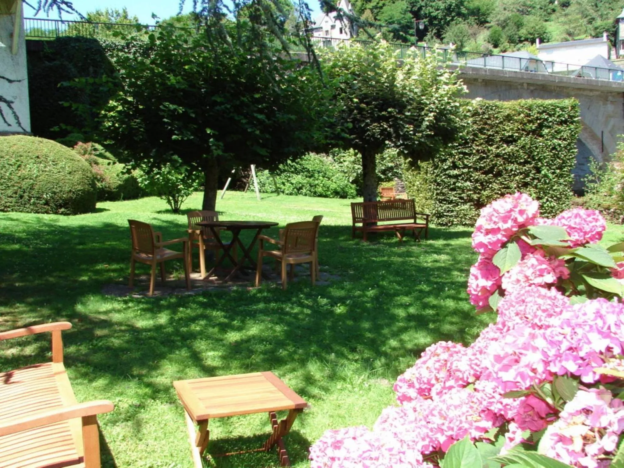 Patio in Logis Hôtel AMBROISE