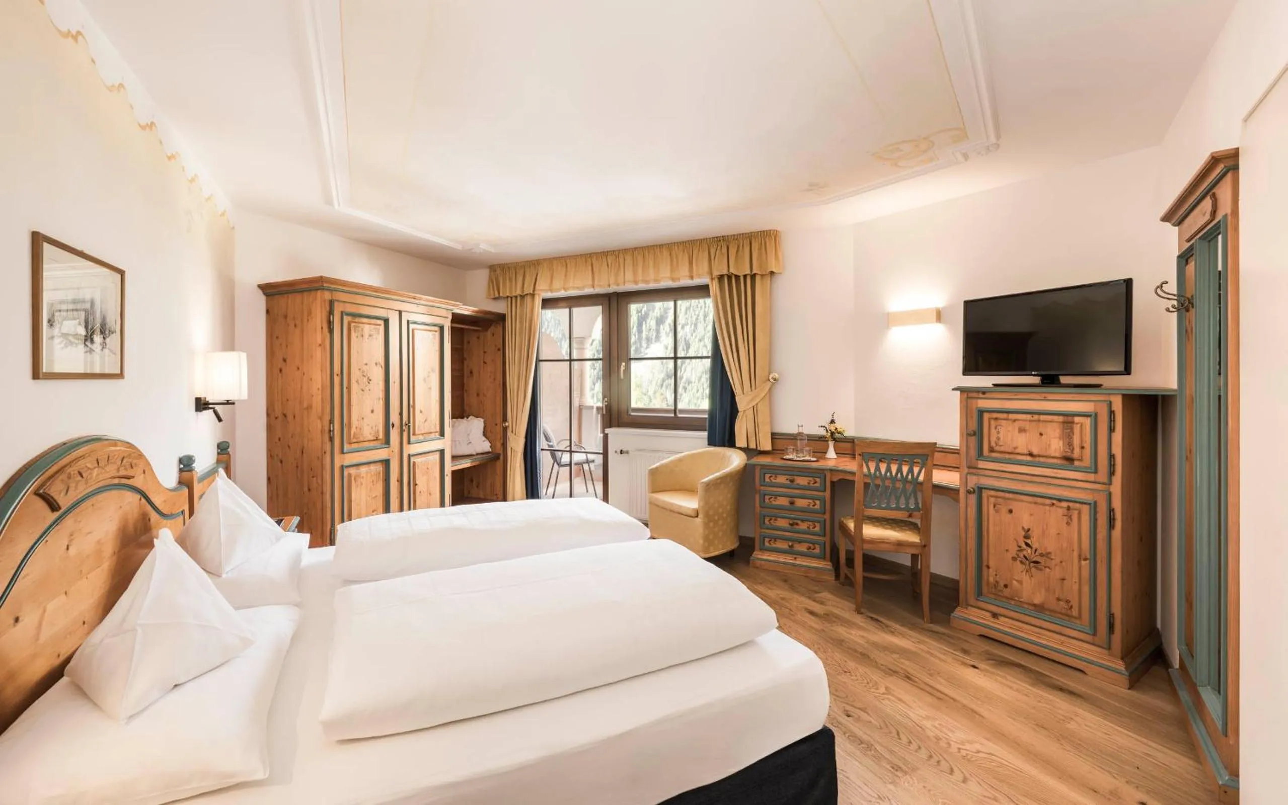 Photo of the whole room, Bed in Hotel Ansitz Jakoberhof